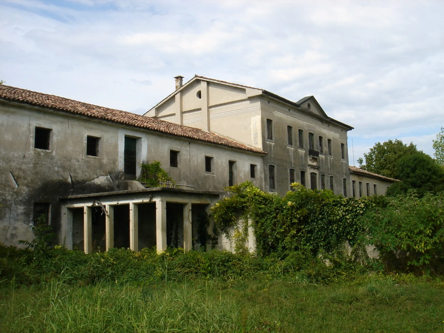 Photo showing: Zoppè di San Vendemiano (Treviso): Villa Vettori (XIX secolo), in cattivo stato di conservazione.
