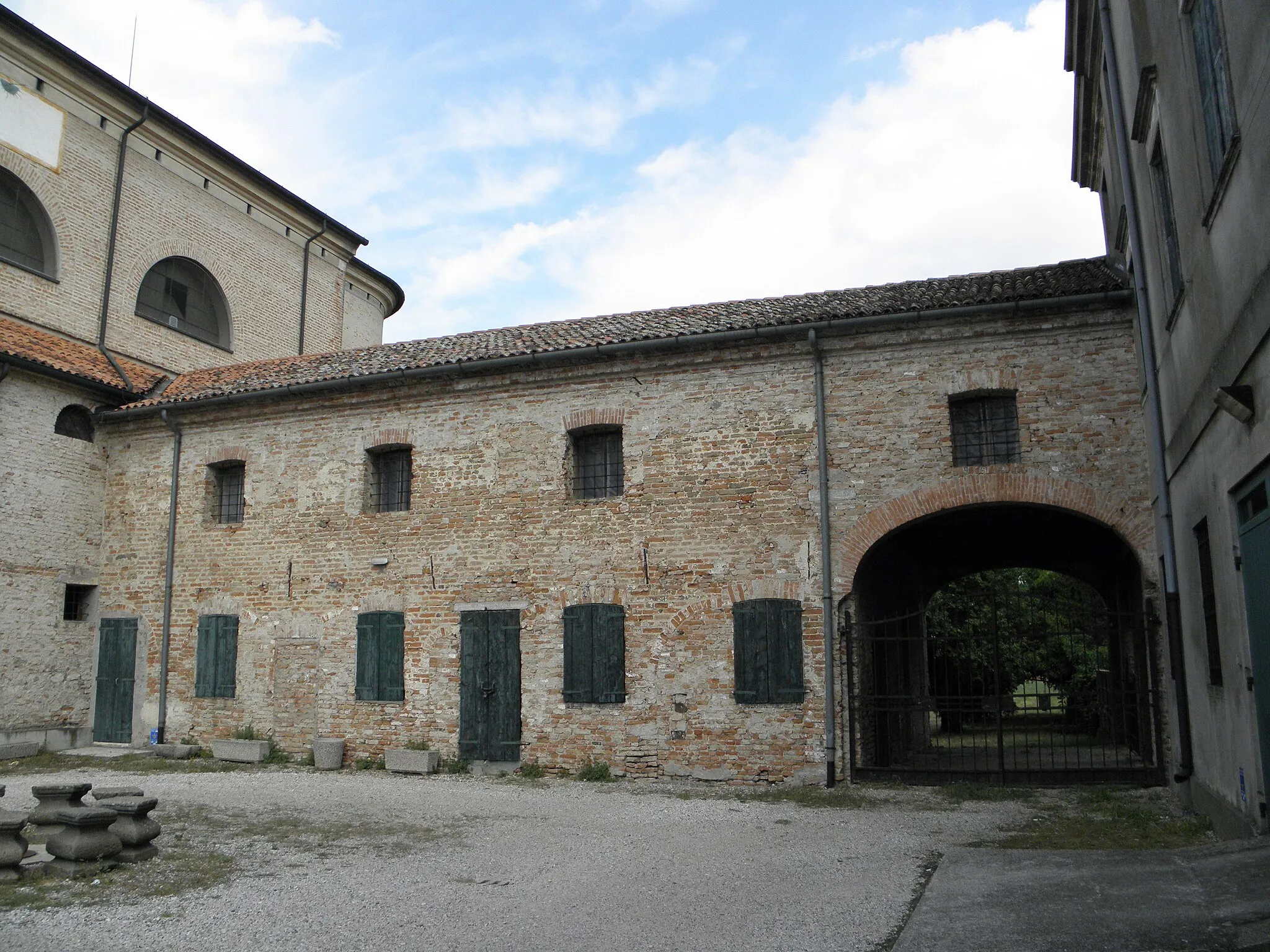 Photo showing: Sant'Elena, comune della provincia di Padova: parte degli edifici che sono collegati alla chiesa parrocchiale intitolata a Sant'Elena.