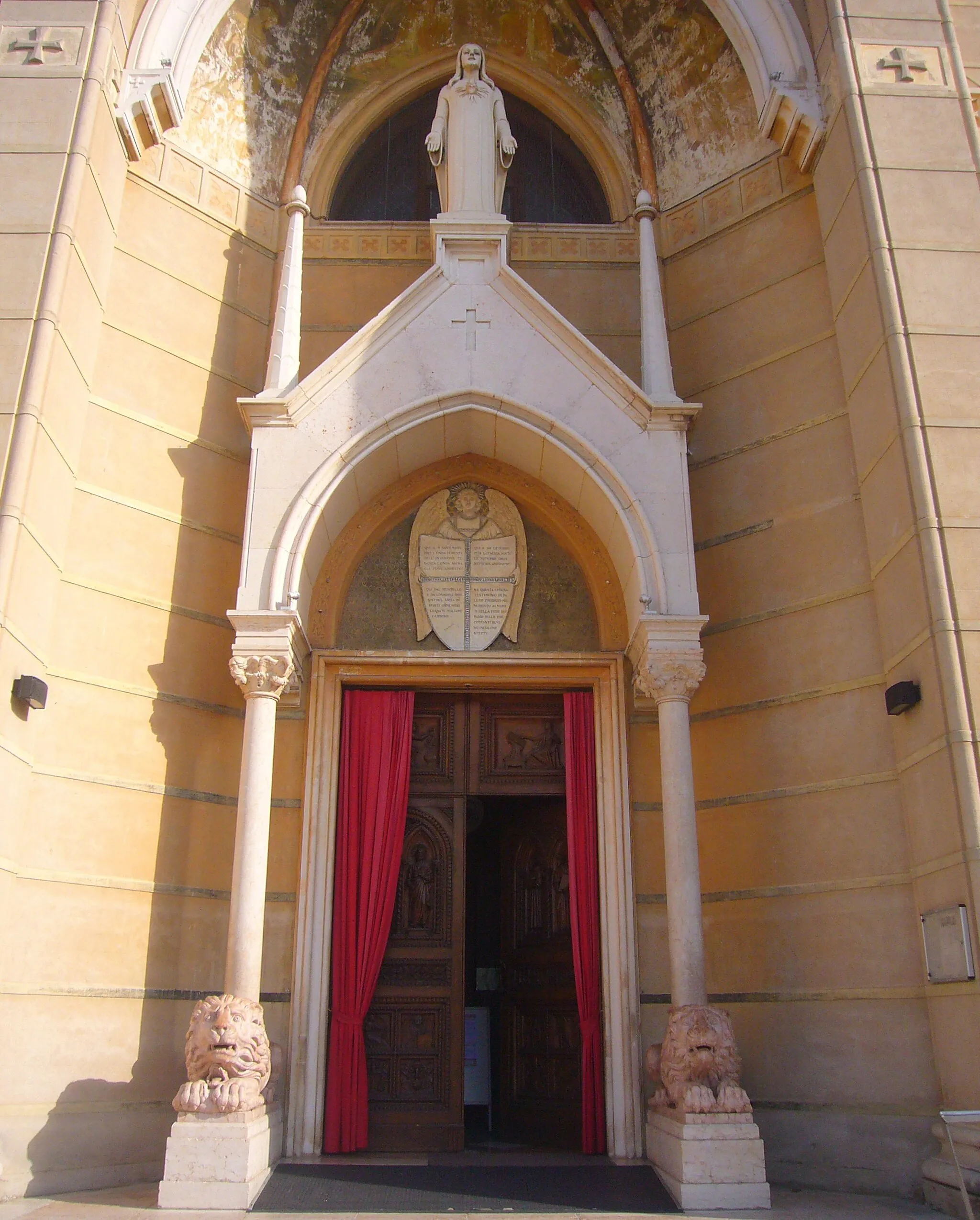 Photo showing: Il portale d'ingresso della chiesa parrocchiale di Santa Lucia di Piave