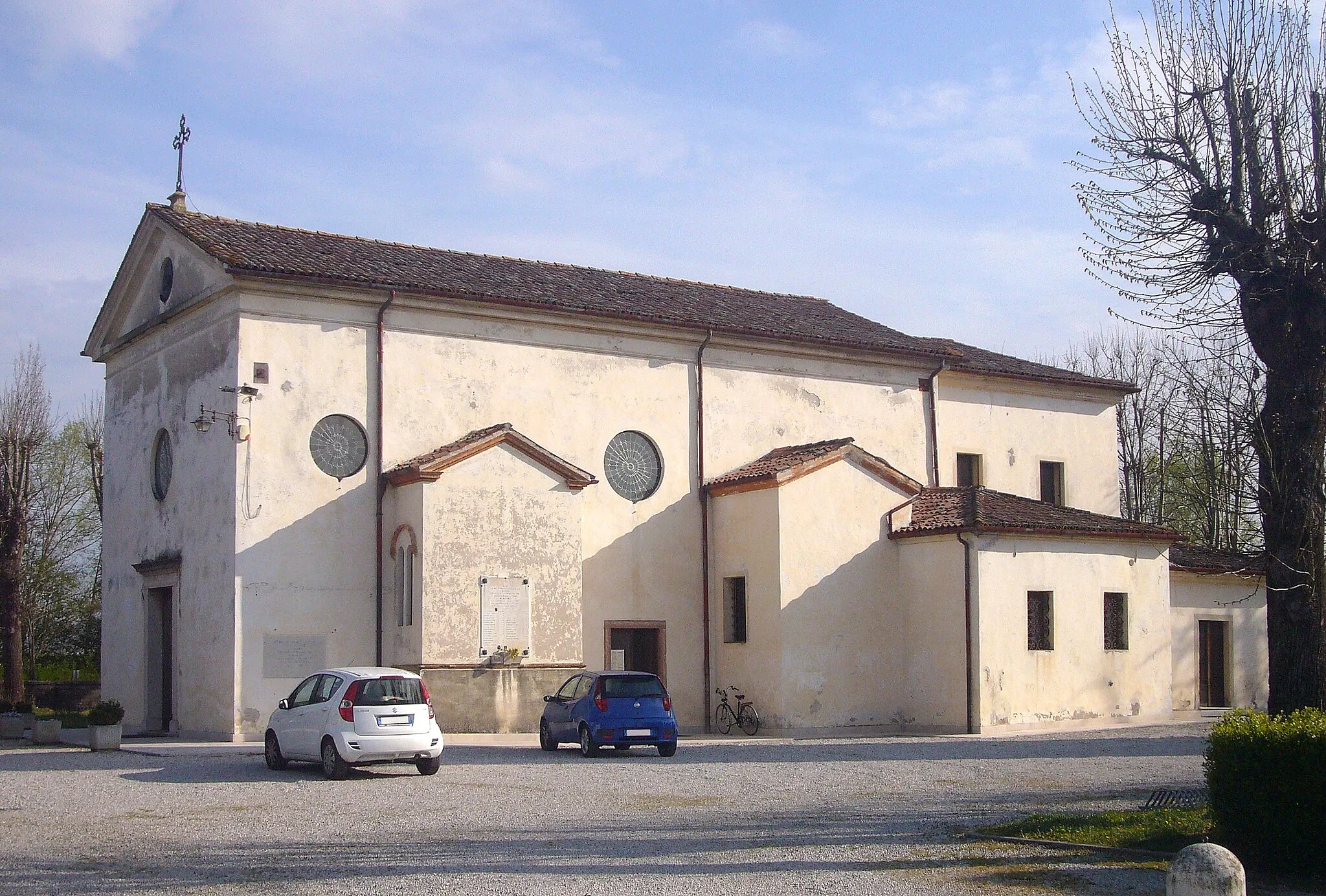 Photo showing: La chiesa parrocchiale di Sarano, frazione di Santa Lucia di Piace, in provincia di Treviso e diocesi di Vittorio Veneto