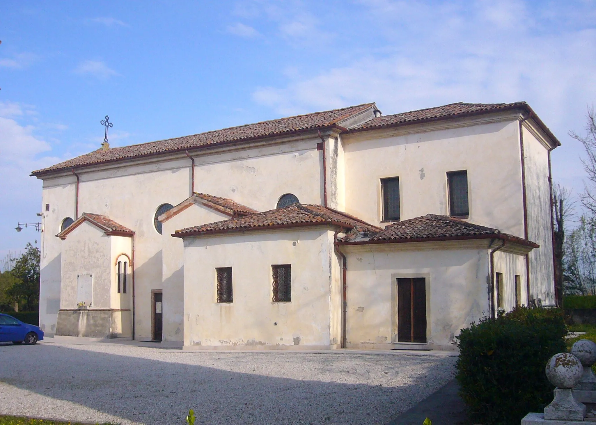 Photo showing: La chiesa parrocchiale di Sarano, frazione di Santa Lucia di Piace, in provincia di Treviso e diocesi di Vittorio Veneto