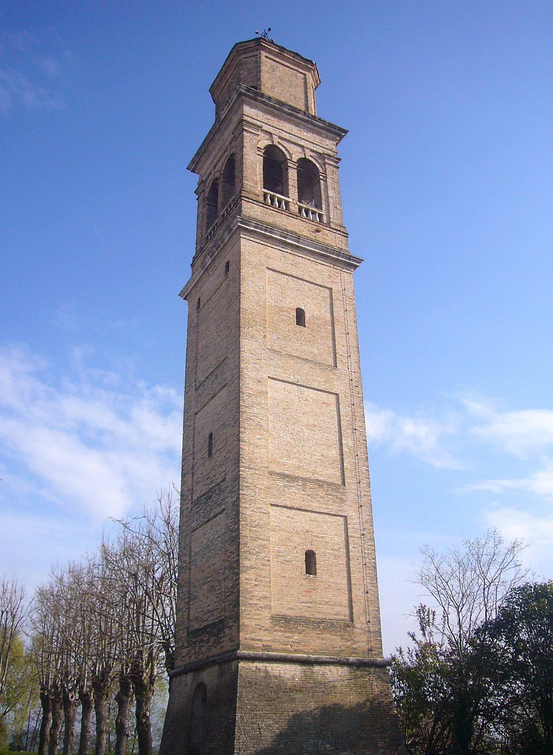 Photo showing: Il campanile della chiesa parrocchiale di Sarano, frazione di Santa Lucia di Piace, in provincia di Treviso e diocesi di Vittorio Veneto