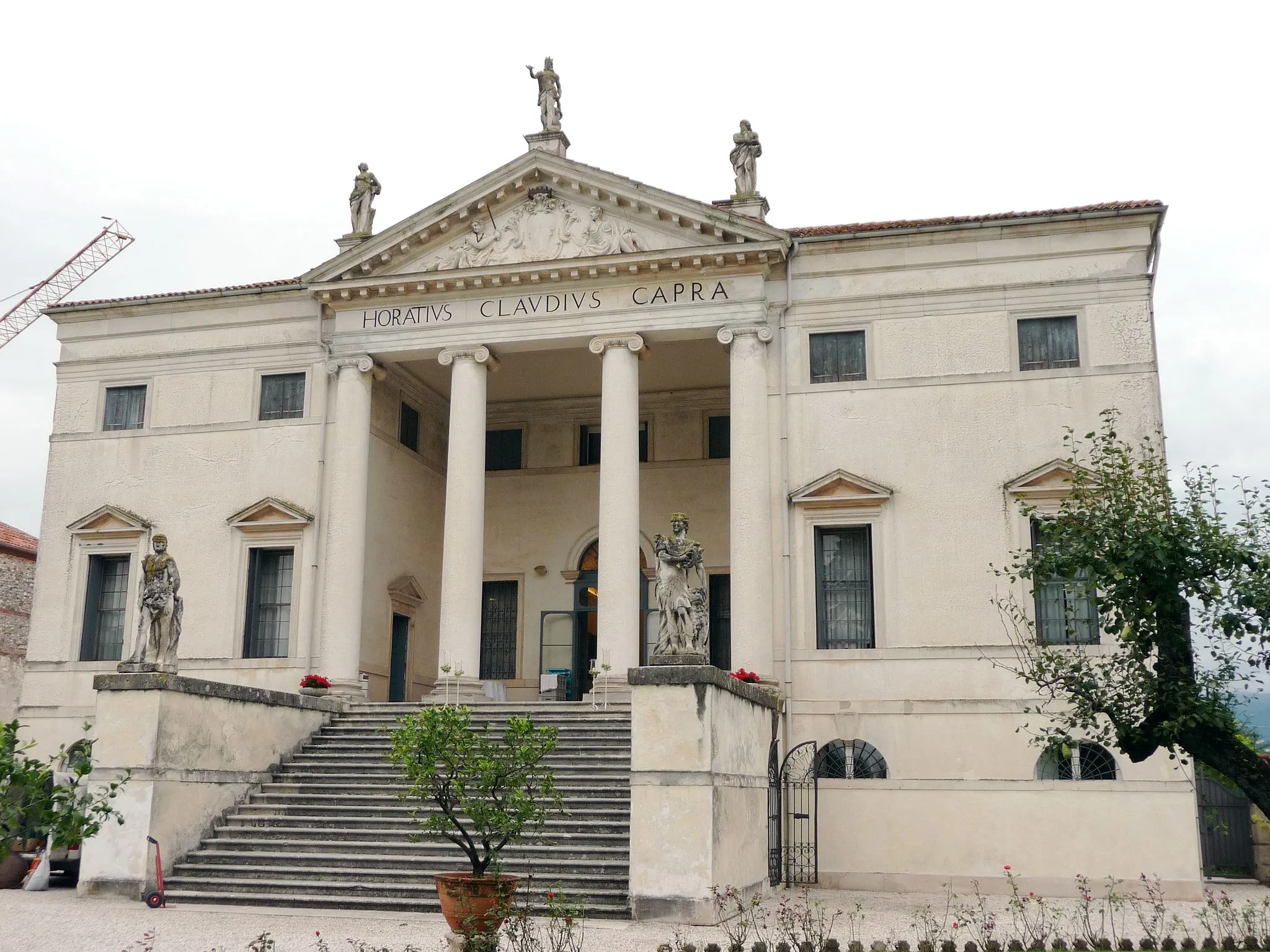 Photo showing: Villa Capra Bassani Sarcedo, province of Vicenza, Italy. Build in 1764 by earl-architect Ottavio Bertotti Scamozzi, it's an example of palladian style.