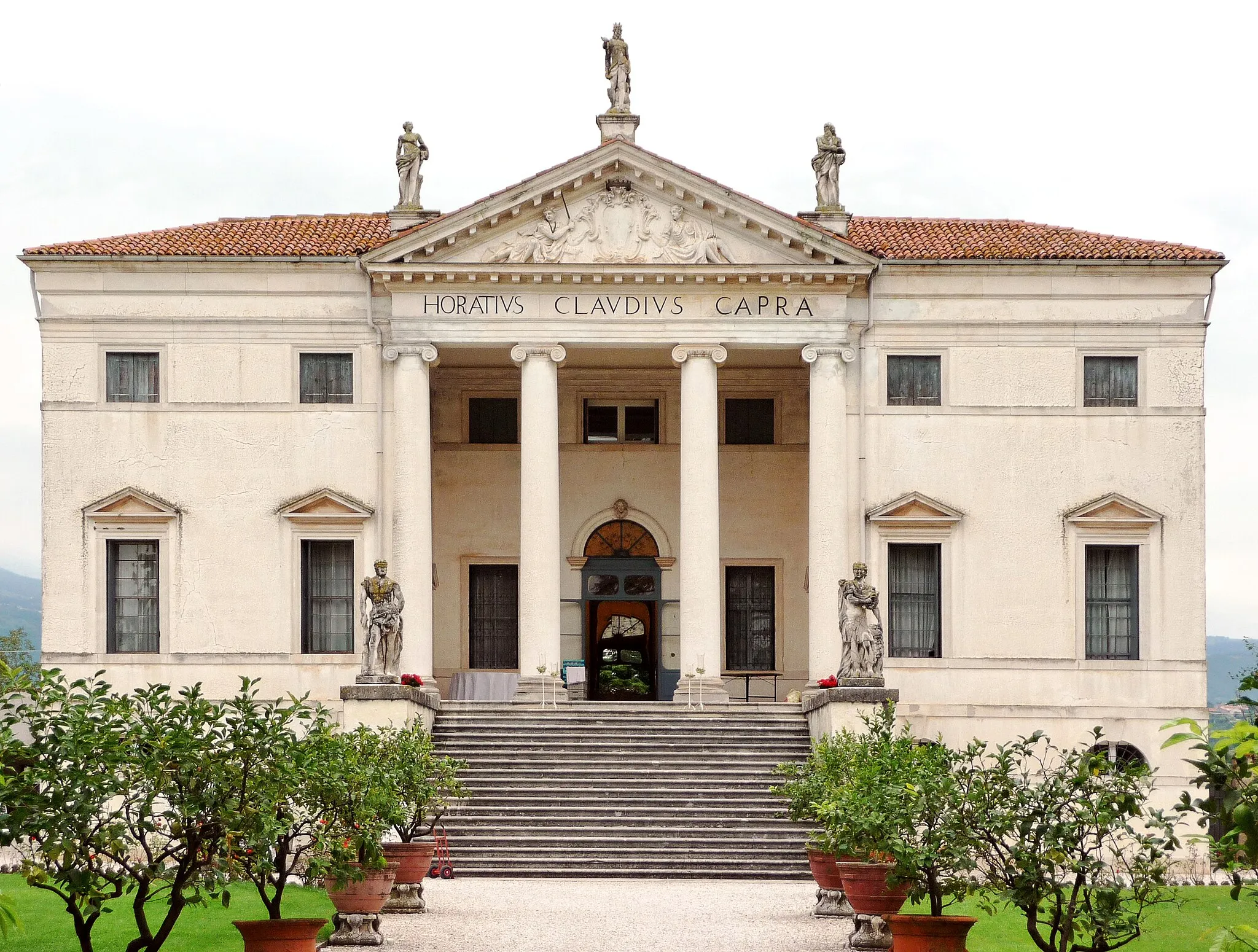 Photo showing: Villa Capra in Sarcedo, province of Vicenza, Italy. Build in 1764 by earl-architect Orazio Capra, it's an example of palladian style.