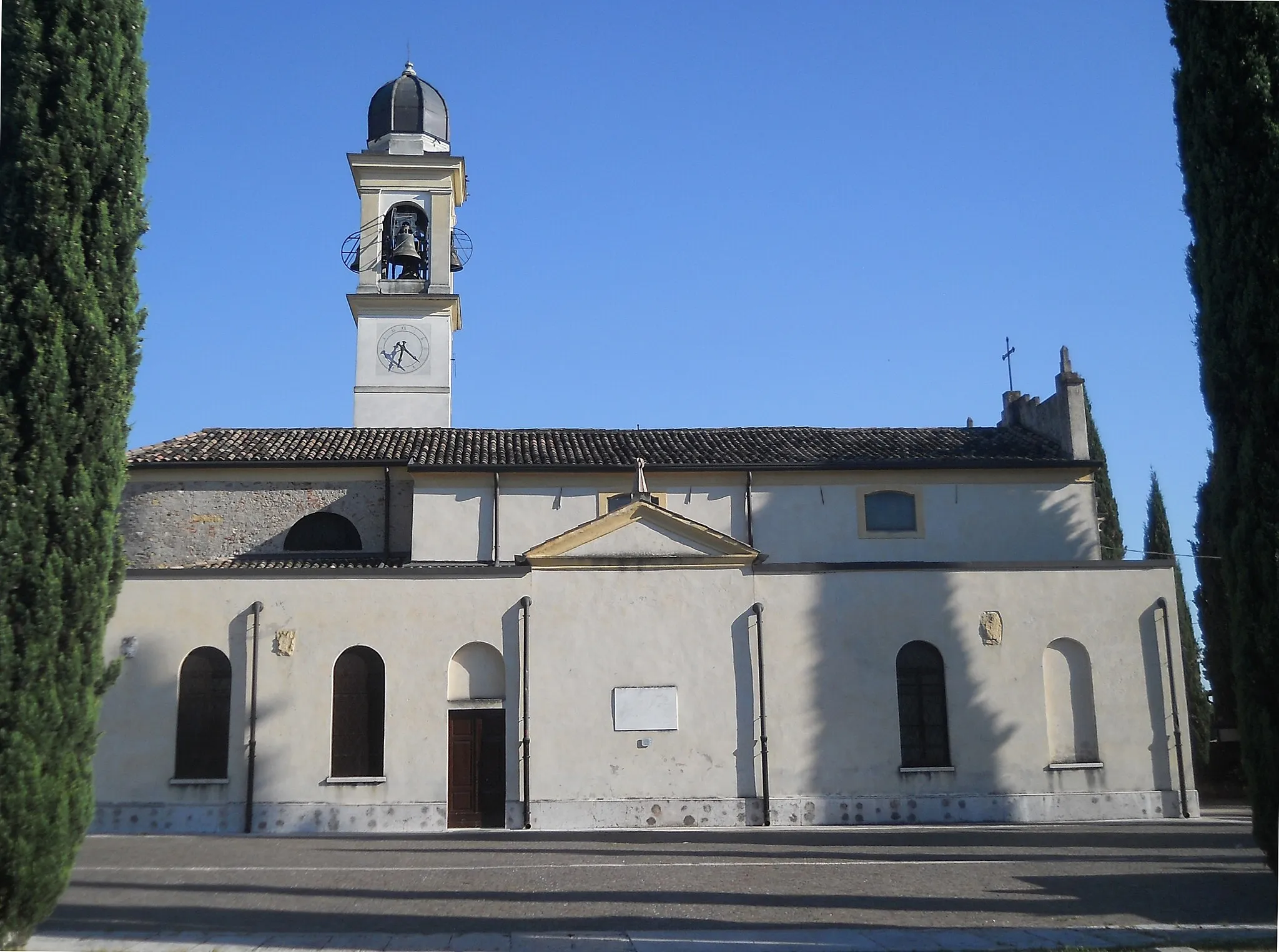 Photo showing: Lato della chiesa parrocchiale di Settimo di Pescantina