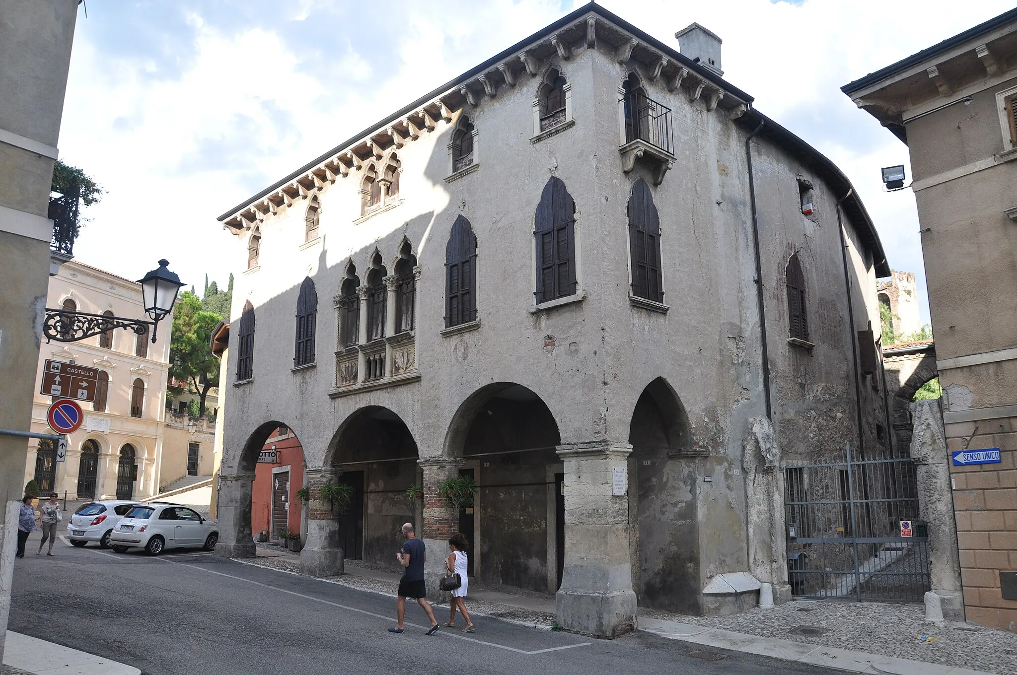 Photo showing: Soave - town house