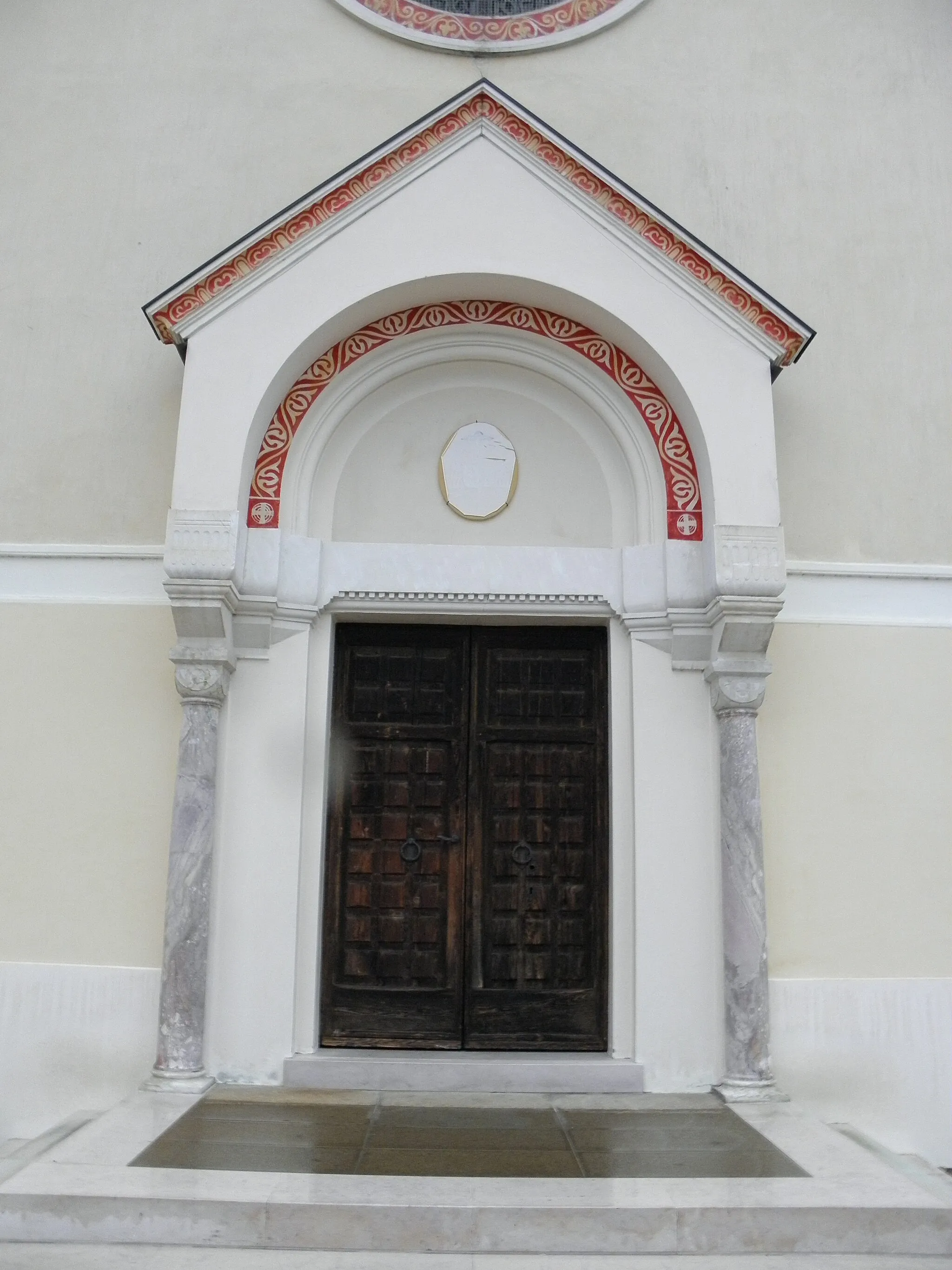 Photo showing: Stigliano, frazione di Santa Maria di Sala: il portale della chiesa parrocchiale dell'Annunciazione della Beata Vergine Maria.