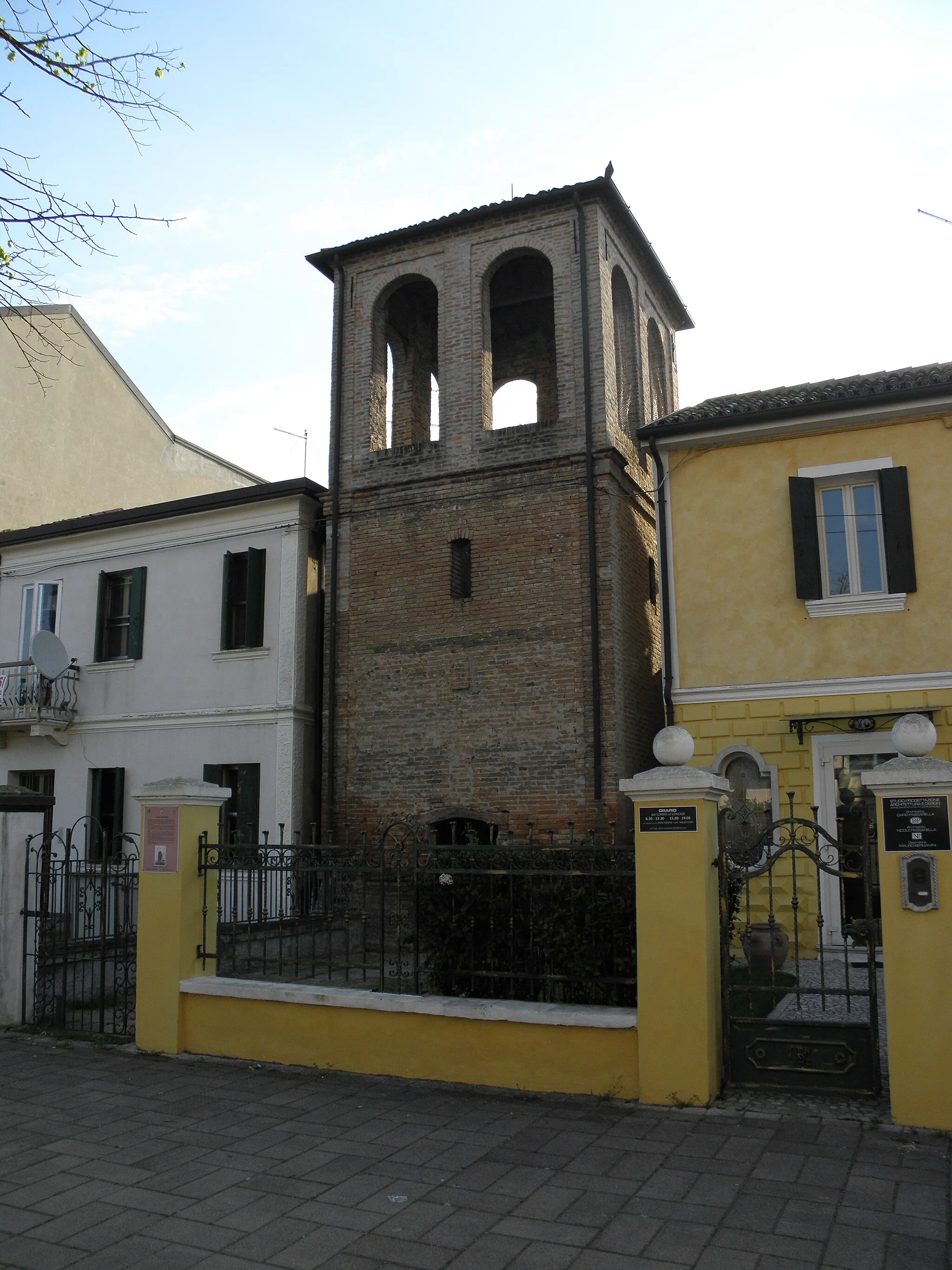 Photo showing: Taglio di Po, la vecchia torre campanaria risalente al 1882.