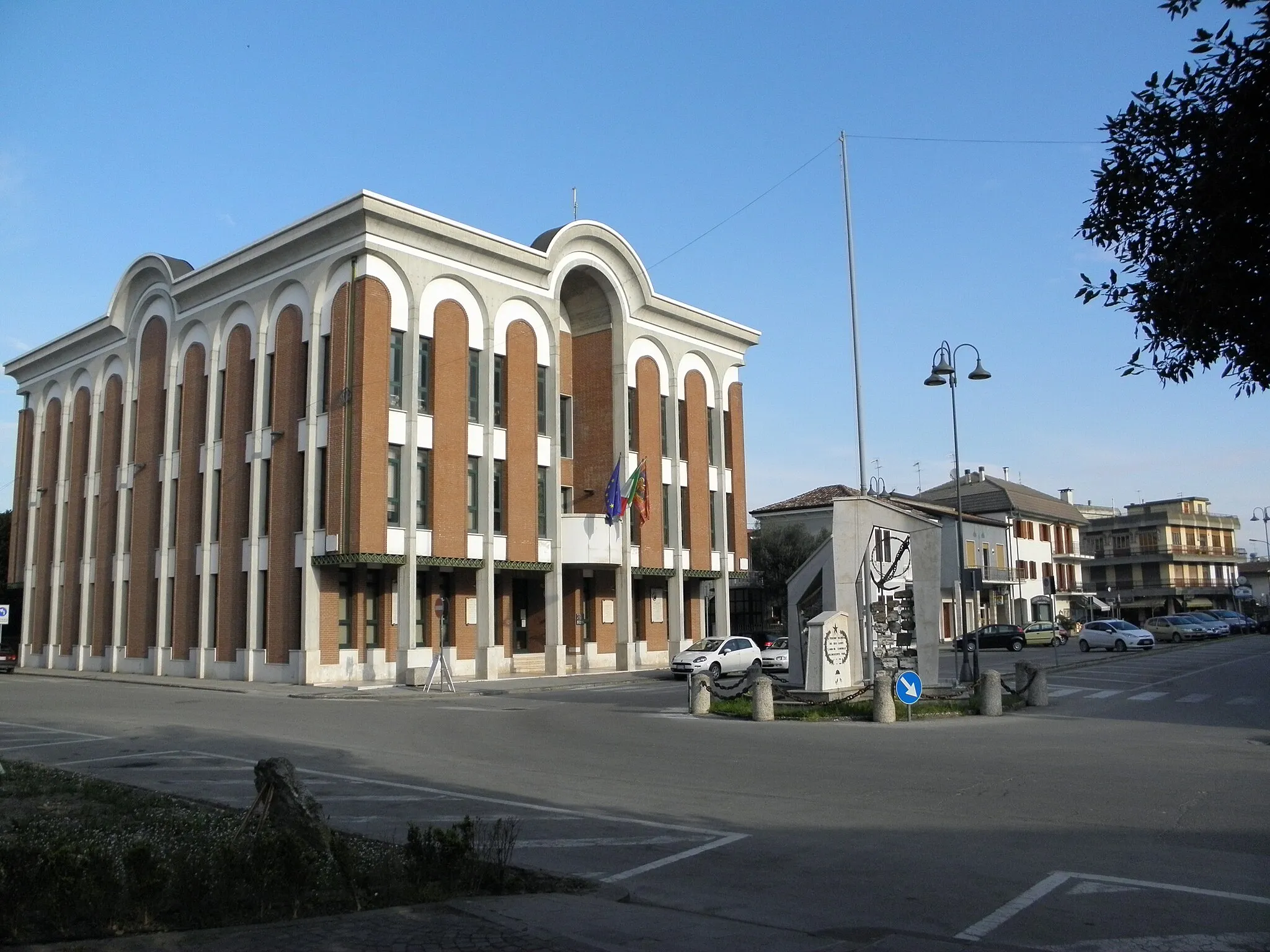 Photo showing: Taglio di Po, la palazzina municipale che si affaccia su Piazza IV Novembre.