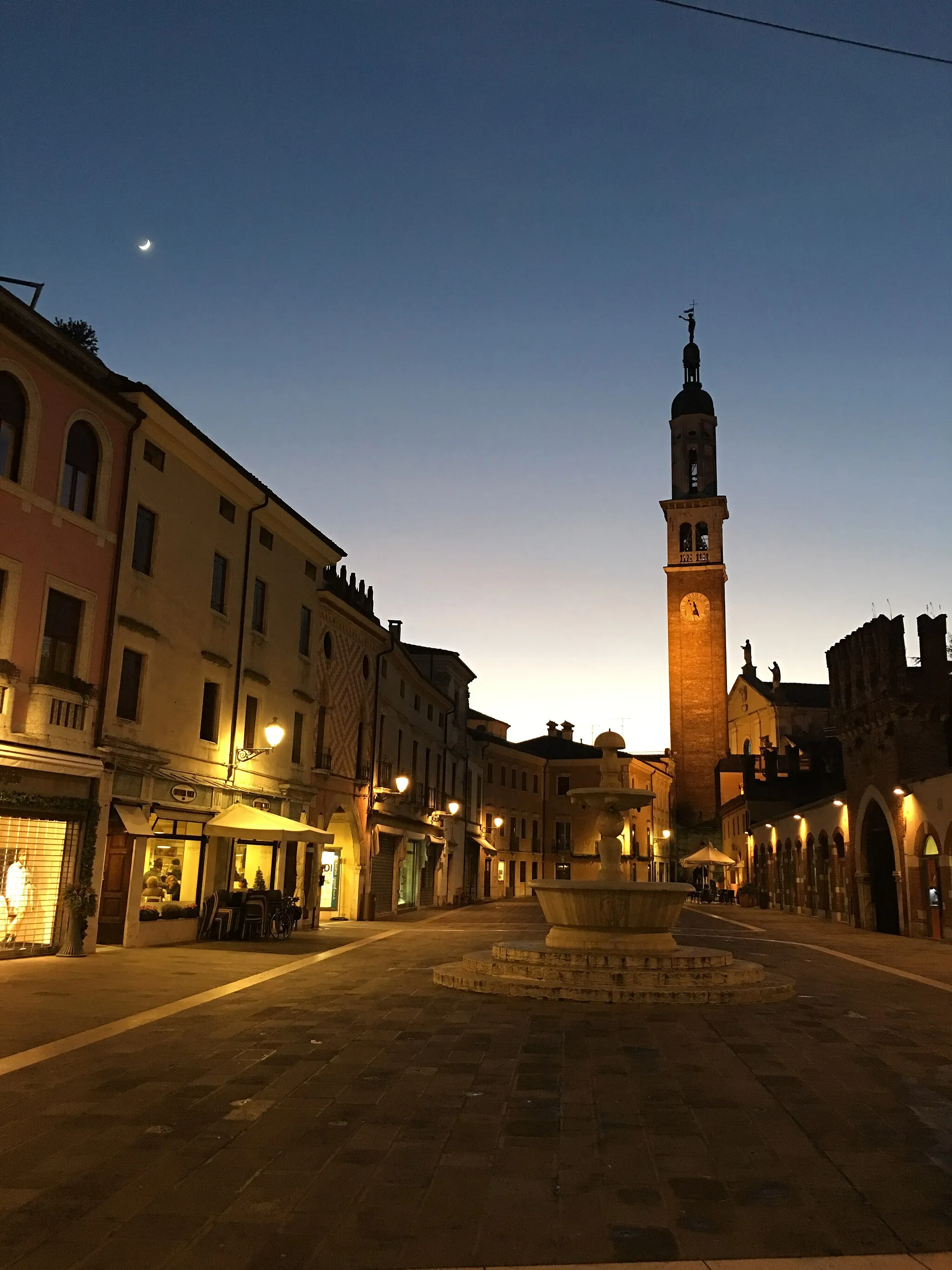 Photo showing: Chilesotti square in a winter sunset