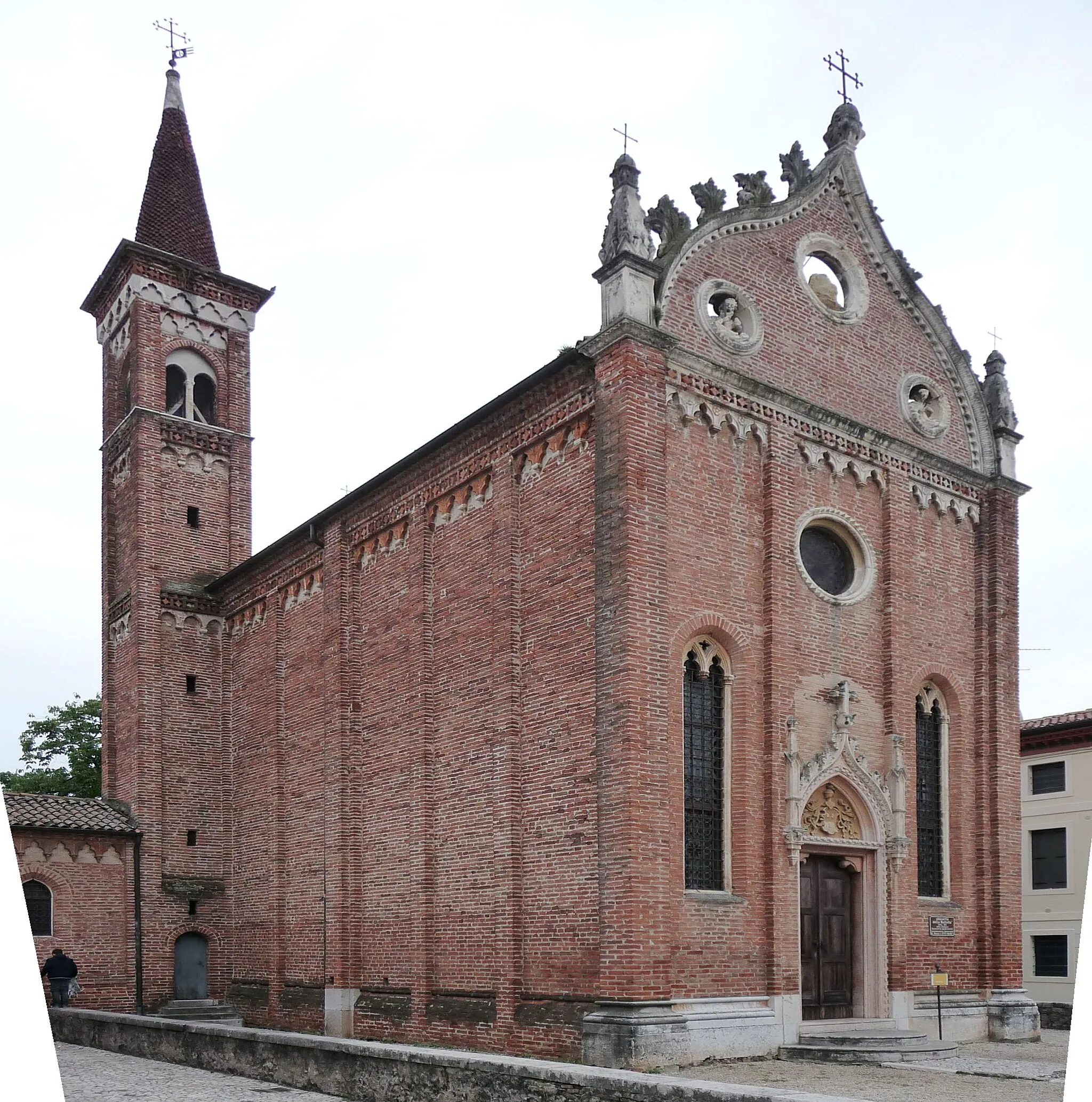 Photo showing: Thiene, province of Vicenza, Italy. The Oratory of the Nativity of Virgin called "Chiesetta Rossa", corso Garibaldi, built in 1476, was the chapel of the Castle of Thiene.