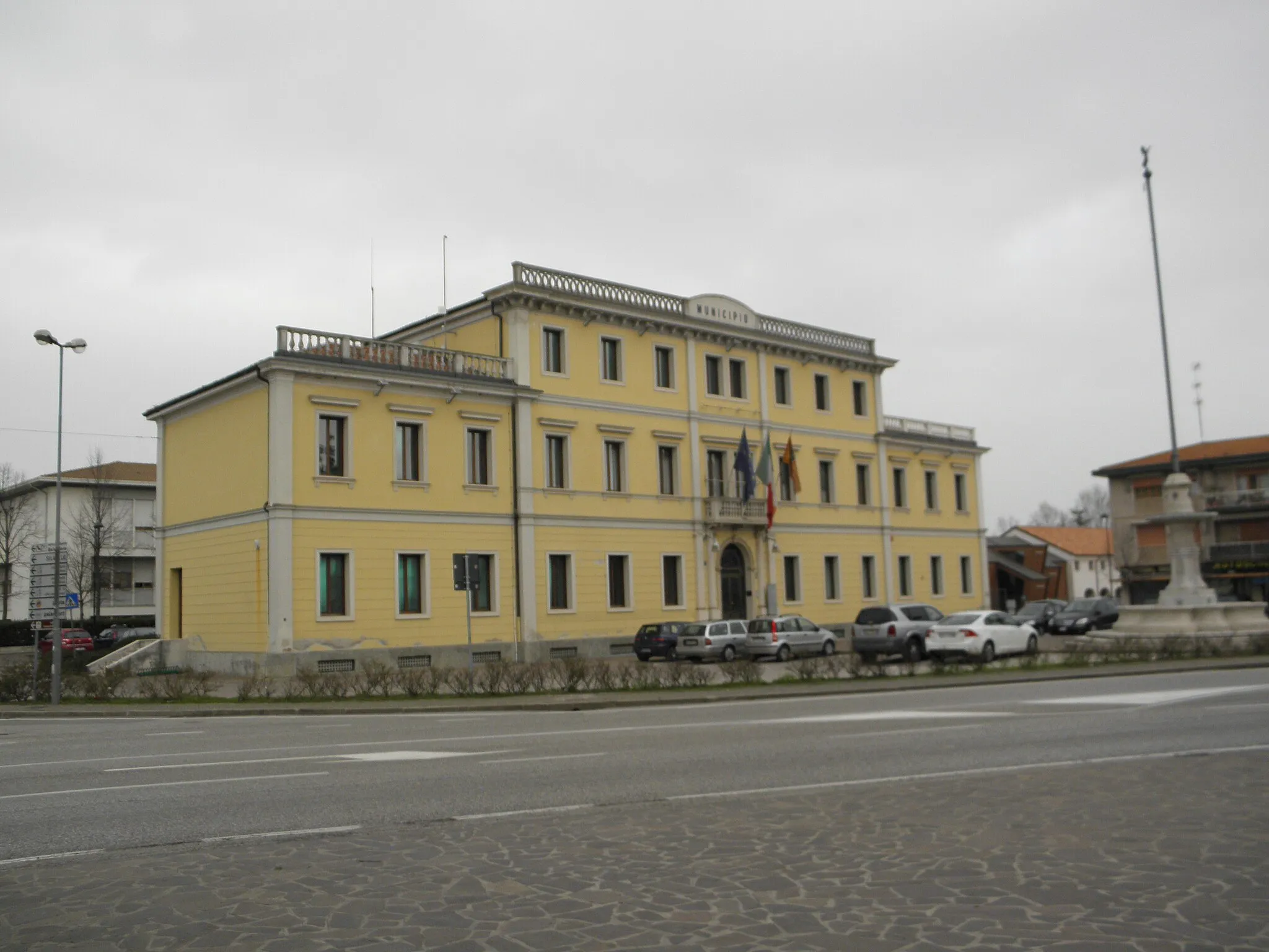 Photo showing: Trebaseleghe: la palazzina sede del comune.