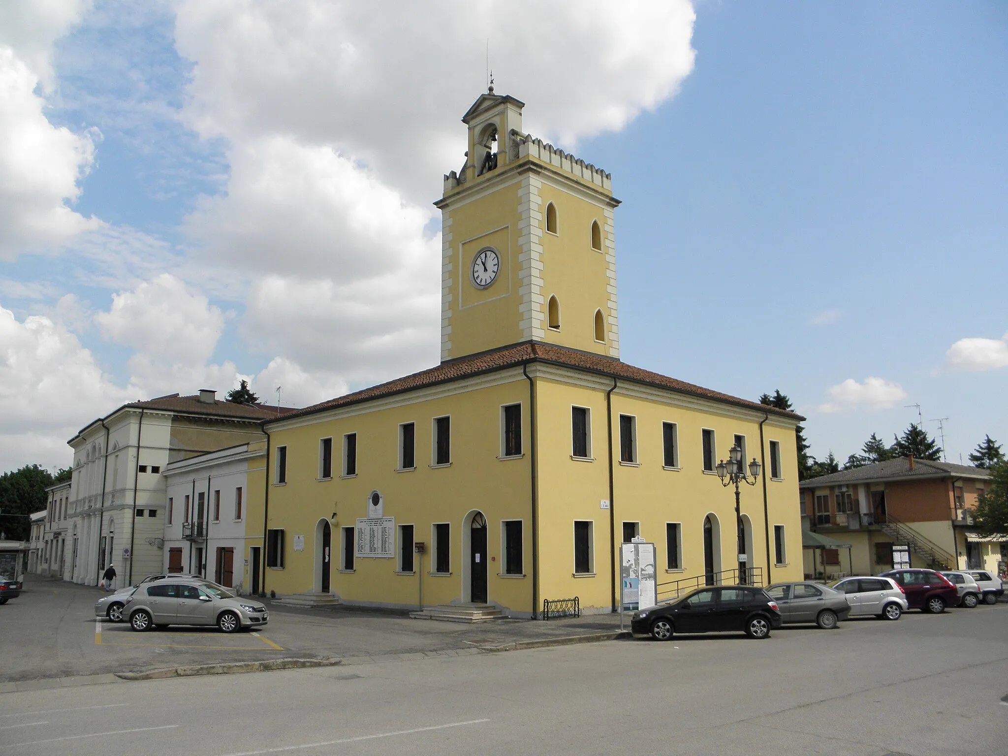 Photo showing: Trecenta: "la Torre", ora sede della biblioteca comunale, ripresa dalla piazzetta di fronte al municipio.