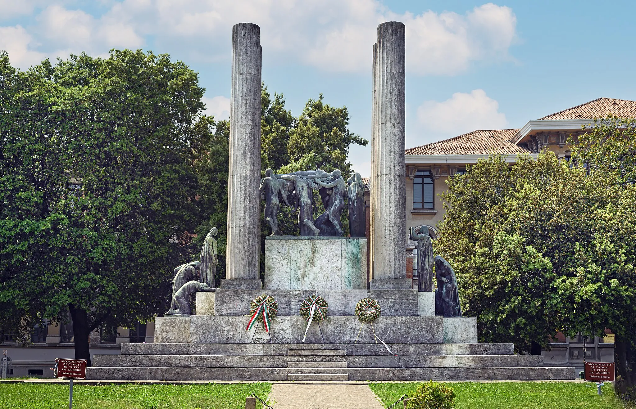 Photo showing: The War Memorial, Gloria by Arturo Stagliano, in Piazza della Vittoria. Inaugurated on November 4, 1931 in Treviso.