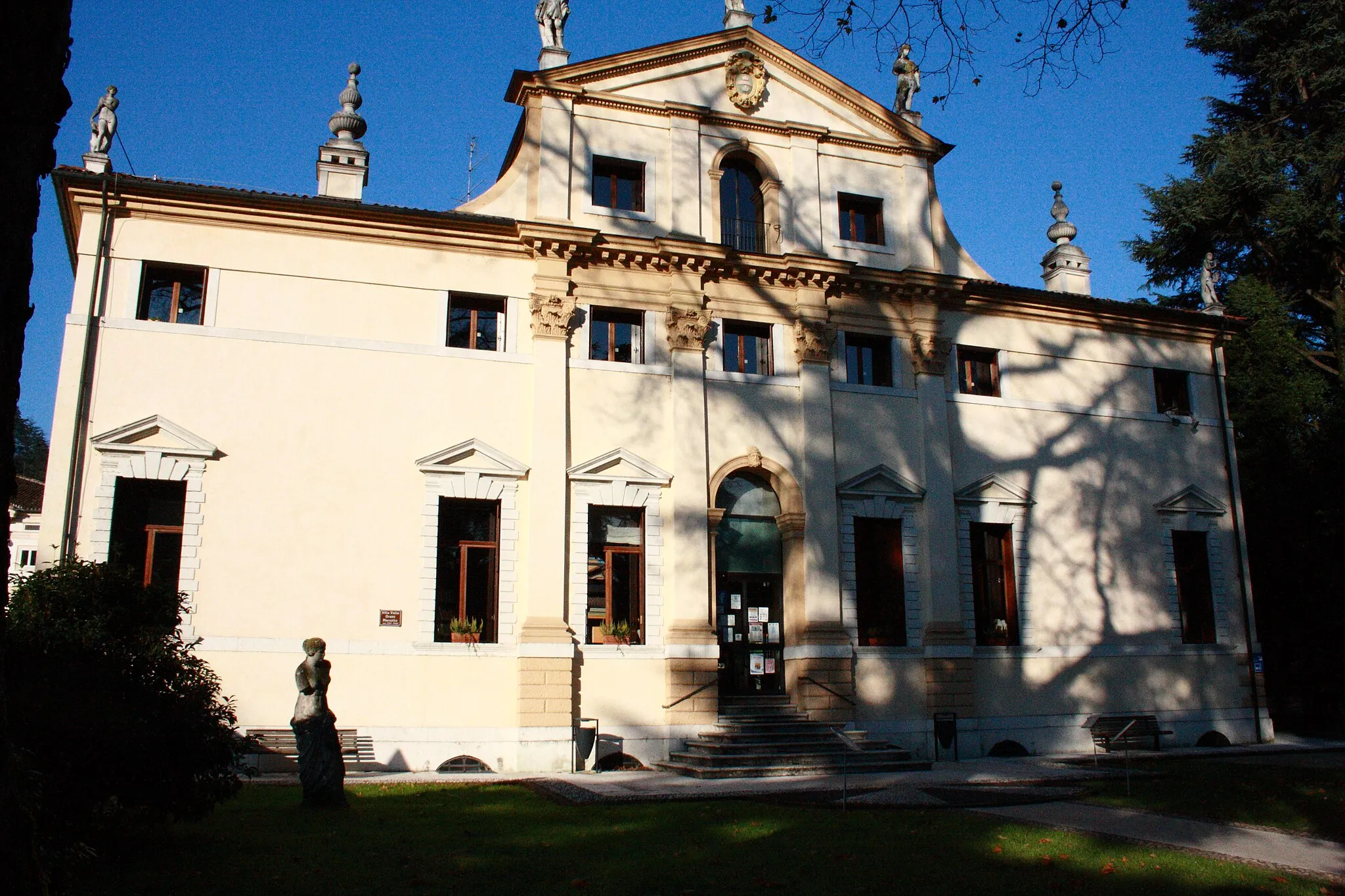 Photo showing: Valdagno: la Biblioteca civica Villa Valle.