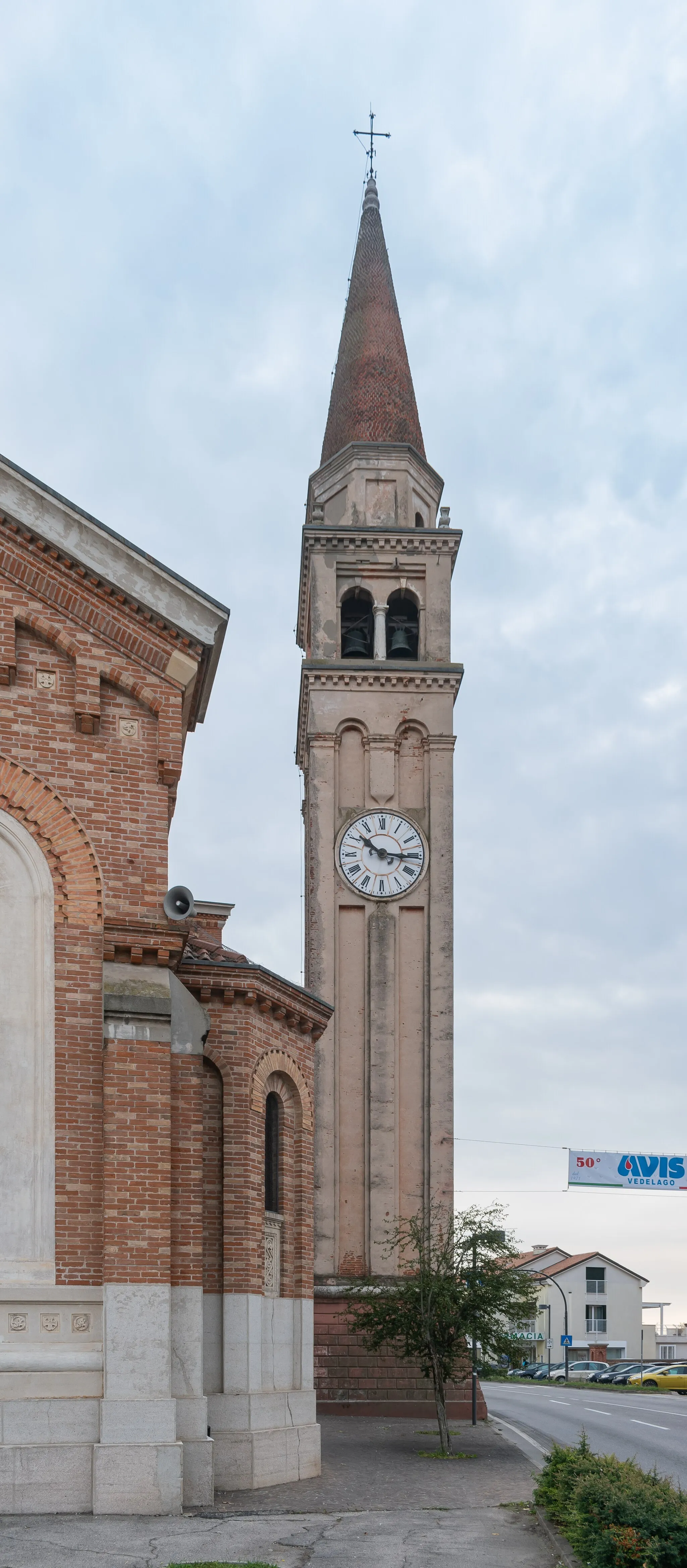 Photo showing: Bell tower of the Saint Martin church in Vedelago, Veneto, Italy