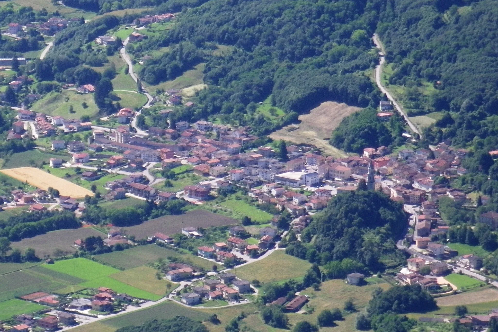Photo showing: View of Velo d'Astico from the summit of the nearby Monte Cimone (VI, Italy).