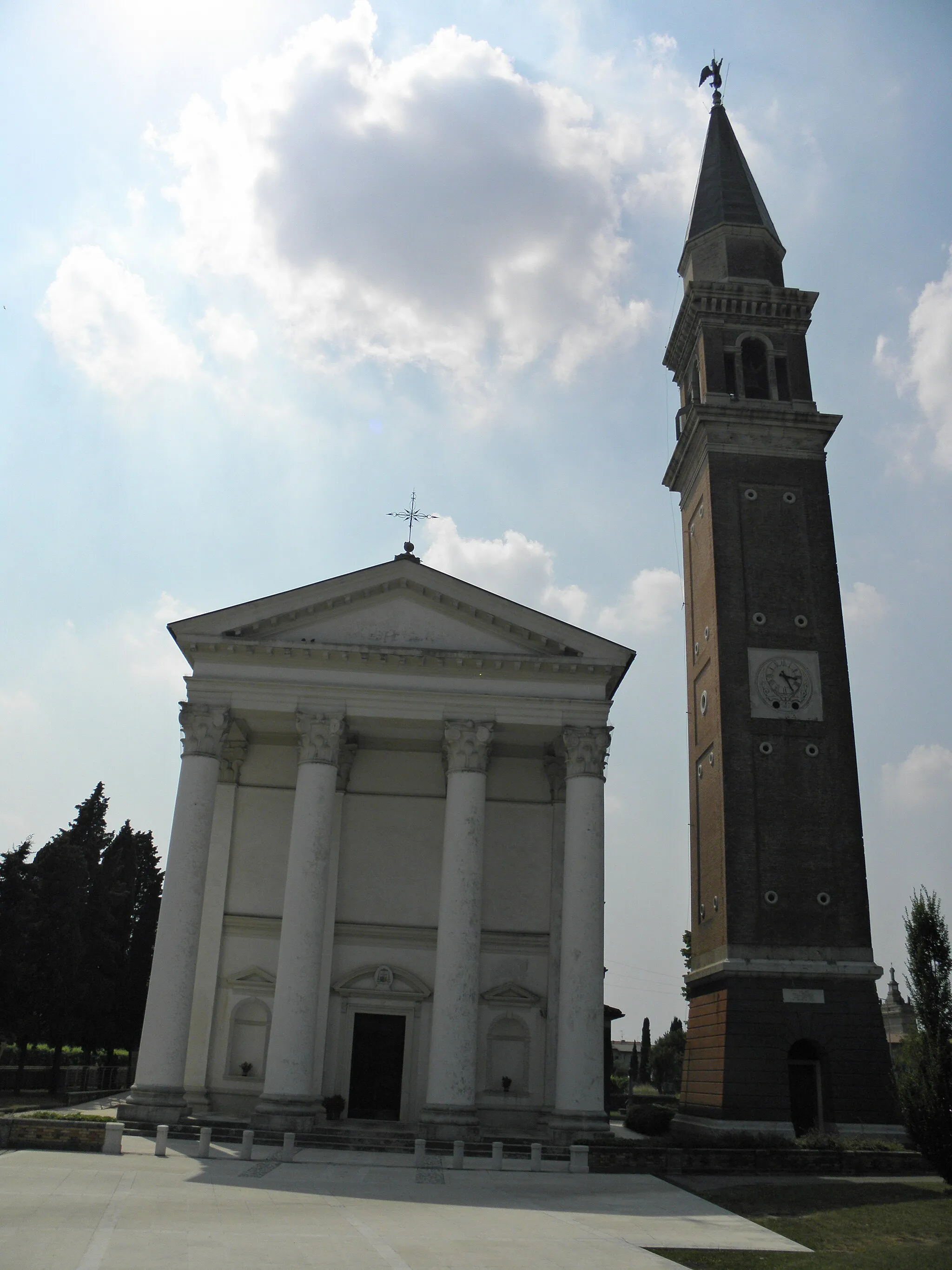 Photo showing: Venegazzù, frazione di Volpago del Montello: la chiesa parrocchiale di Sant'Andrea Apostolo (XVIII secolo).