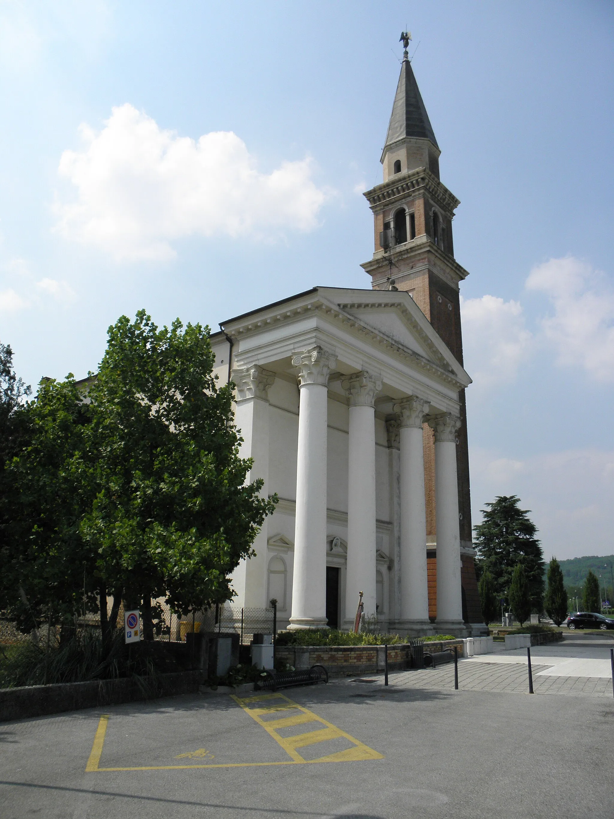 Photo showing: Venegazzù, frazione di Volpago del Montello: la chiesa parrocchiale di Sant'Andrea Apostolo (XVIII secolo).