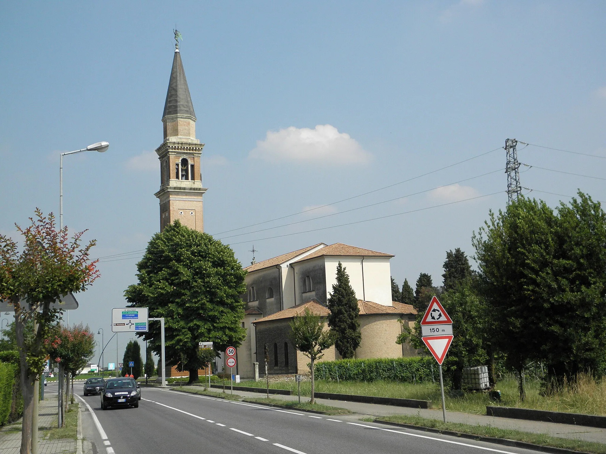 Photo showing: Venegazzù, frazione di Volpago del Montello: vista absidale della chiesa parrocchiale di Sant'Andrea Apostolo (XVIII secolo).