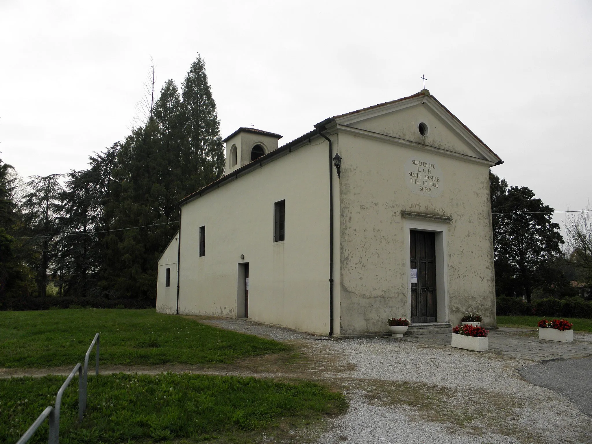 Photo showing: Vigonza, località Carpane: la piccola chiesa dei Santi Pietro e Paolo (XV secolo).