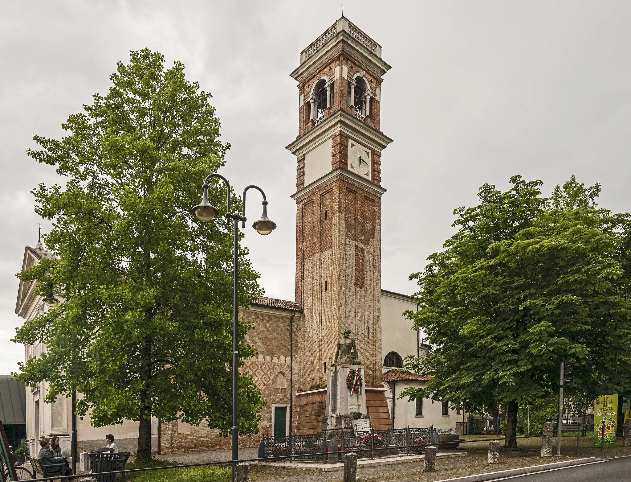 Photo showing: Church Maria Immacolata e San Vigilio - War Monument in Zelarino