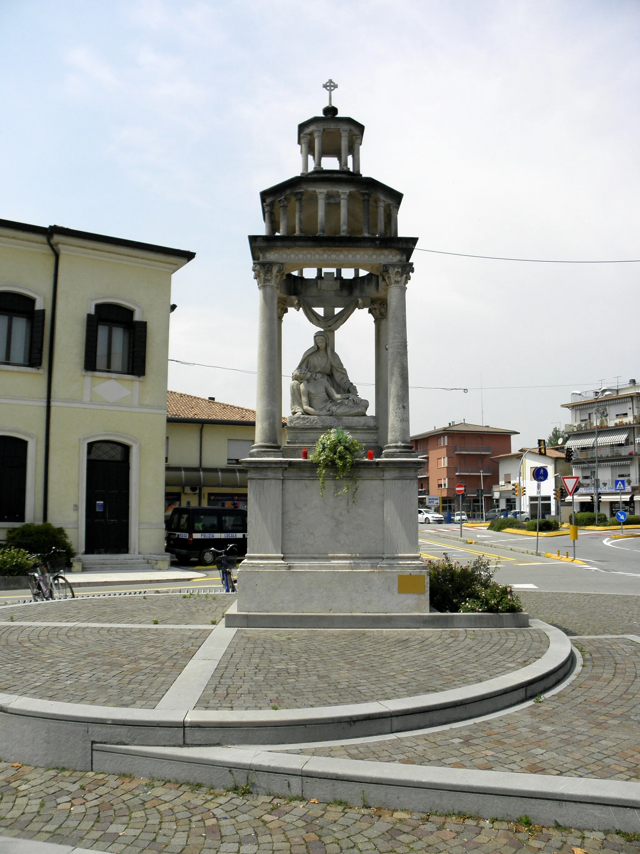 Photo showing: Zero Branco, Piazza Umberto I: il capitello con la pietà.