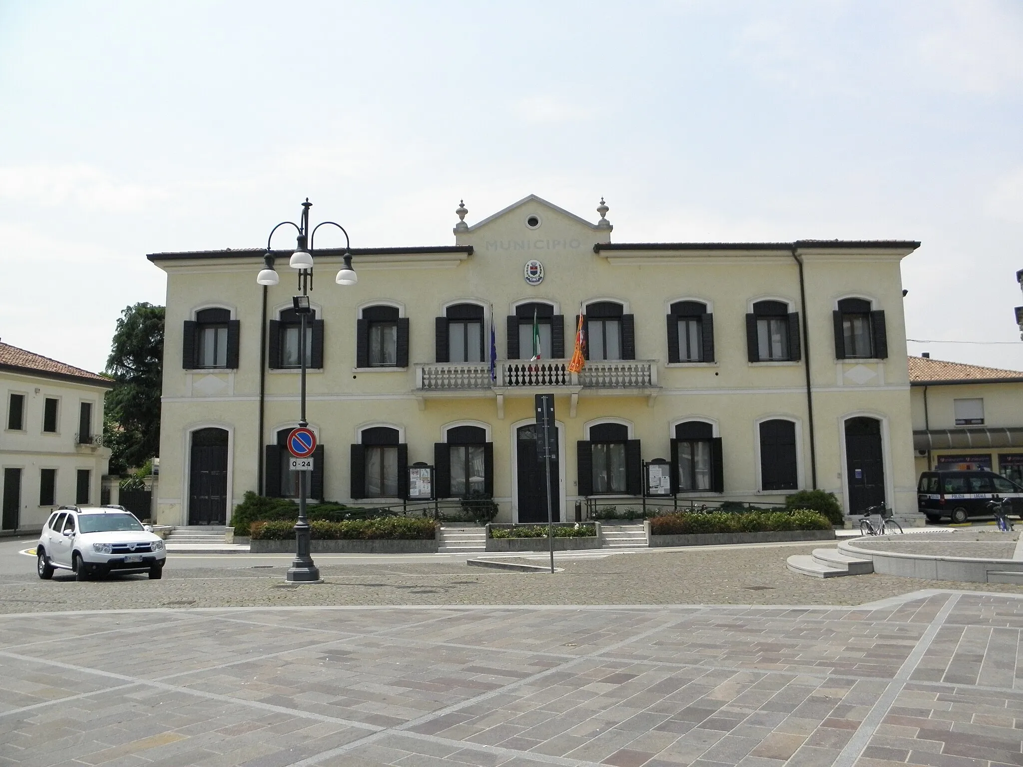 Photo showing: Zero Branco, Piazza Umberto I: la palazzina municipale.