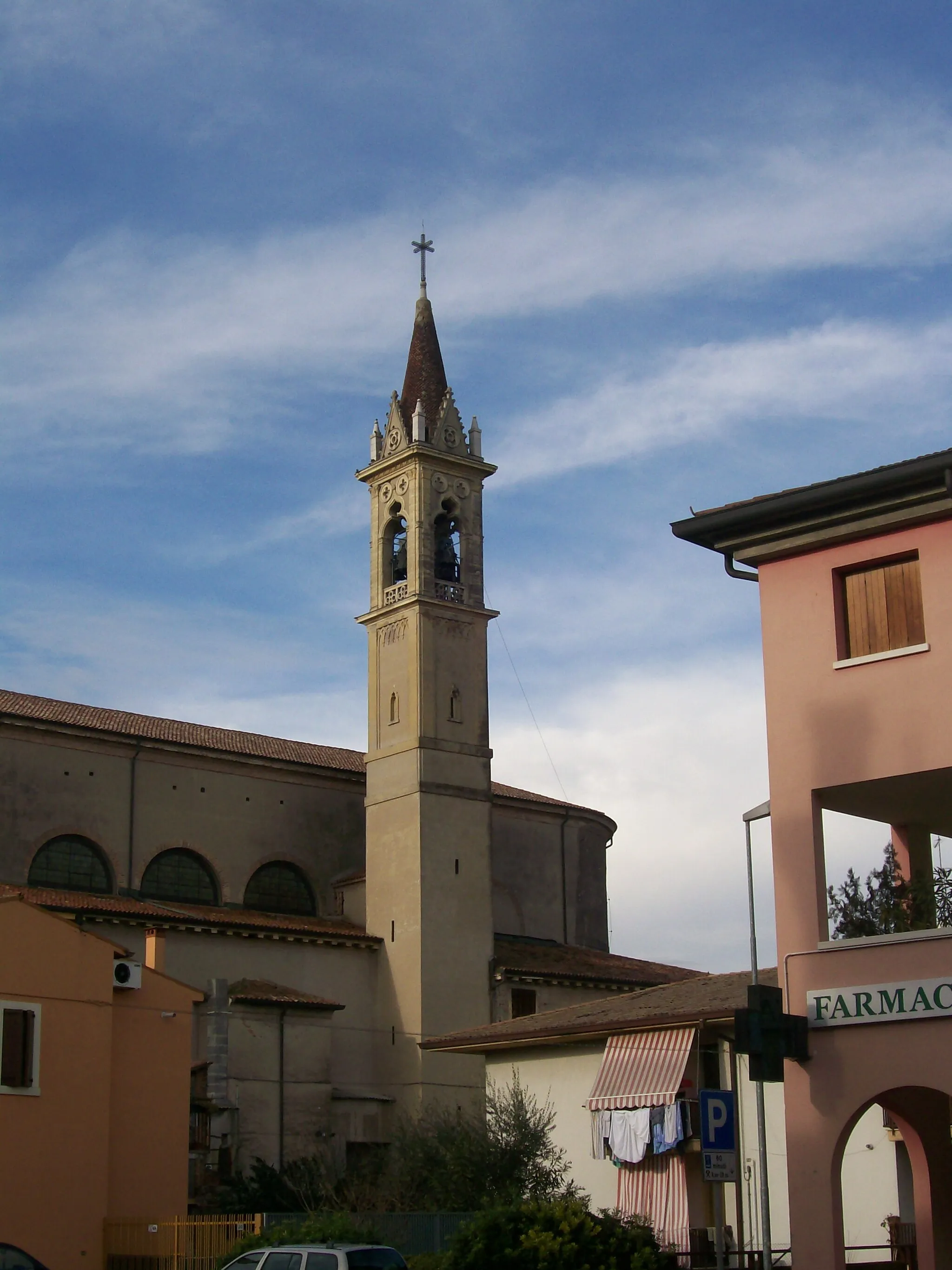 Photo showing: Campanile della chiesa parrocchiale di S. Maria di Zevio (VR).