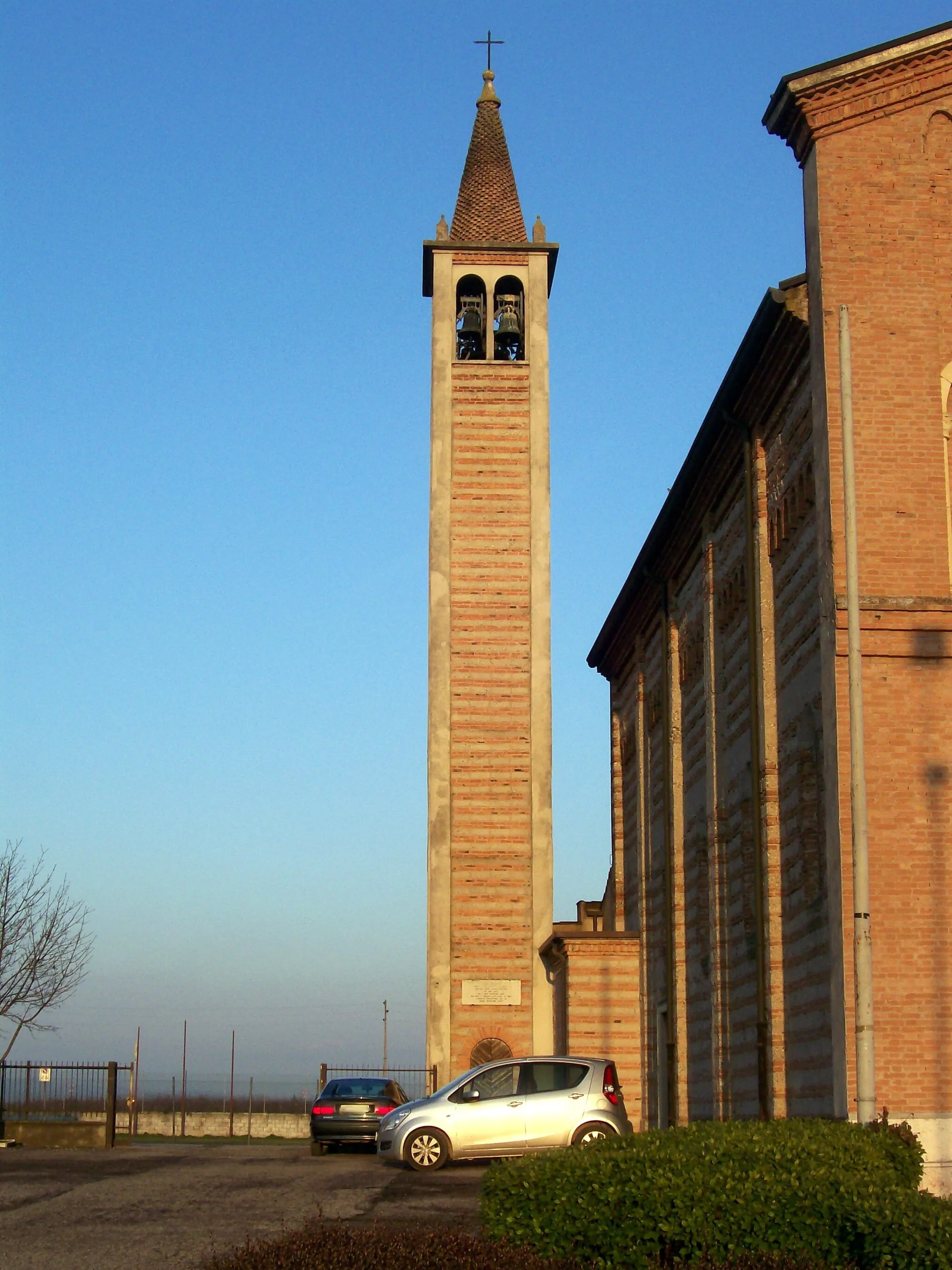Photo showing: Campanile della chiesa parrocchiale della Santissima Trinità in Volon di Zevio.