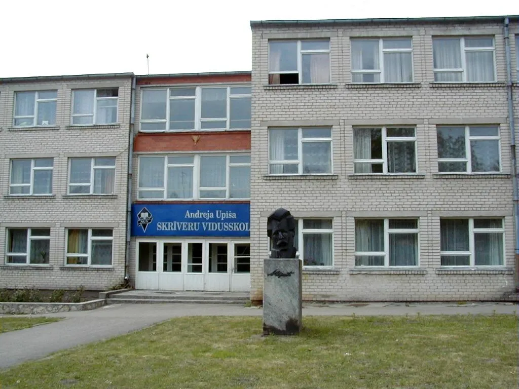 Photo showing: Skrīveri, A. Upīša vidusskola. 2000-05-28