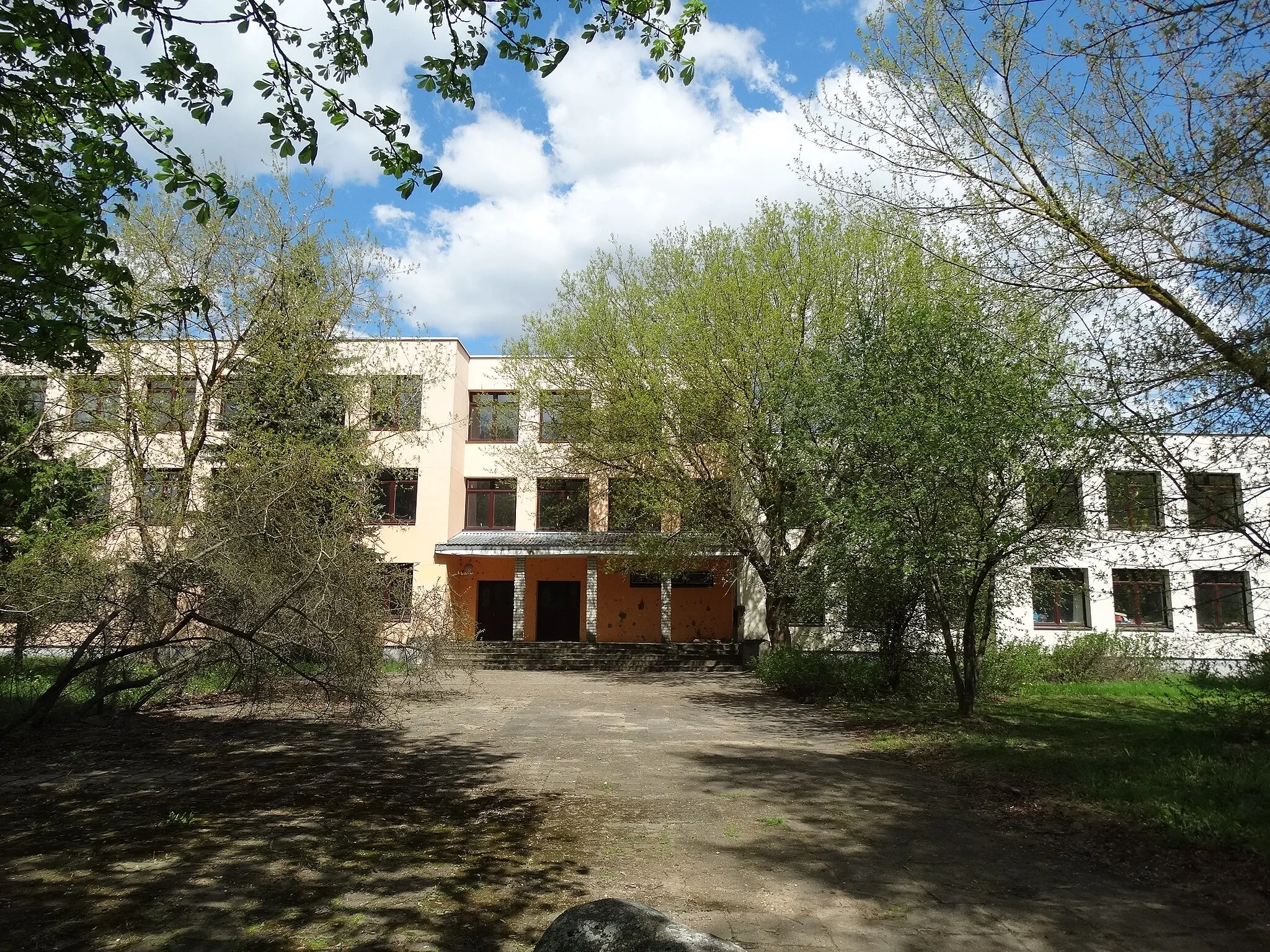 Photo showing: Former school, Eišiškės, Šalčininkai District, Lithuania