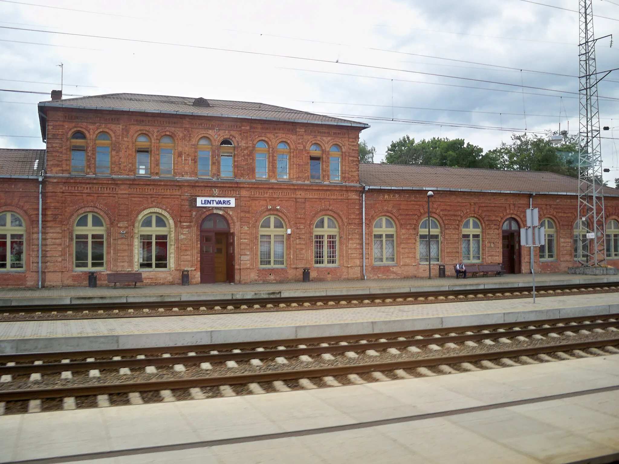 Photo showing: Lentvaris train station.
