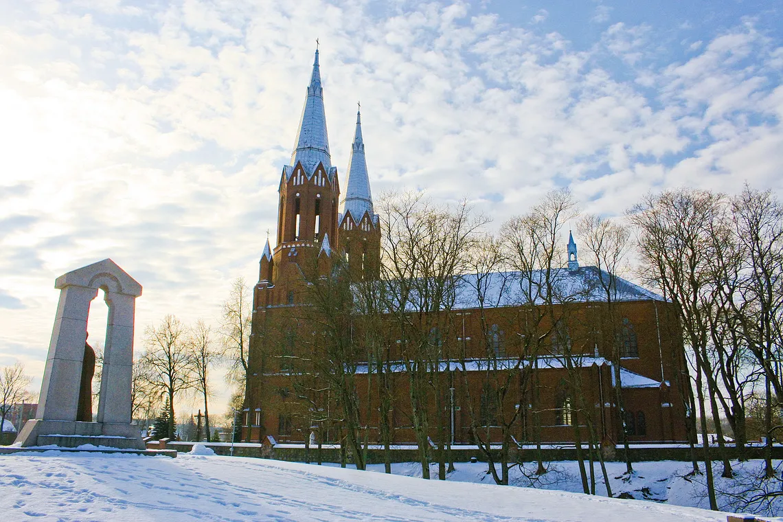 Photo showing: Anykščiai, Lithuania, city center in winter. St. Matthias Church and the monument to Antanas Baranauskas