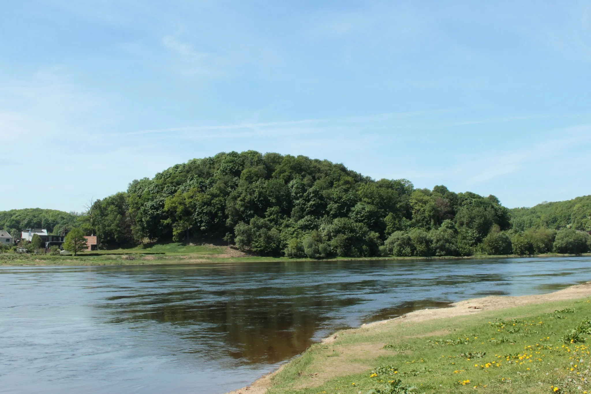 Photo showing: Jiesios piliakalnis iš kito Nemuno upės kranto