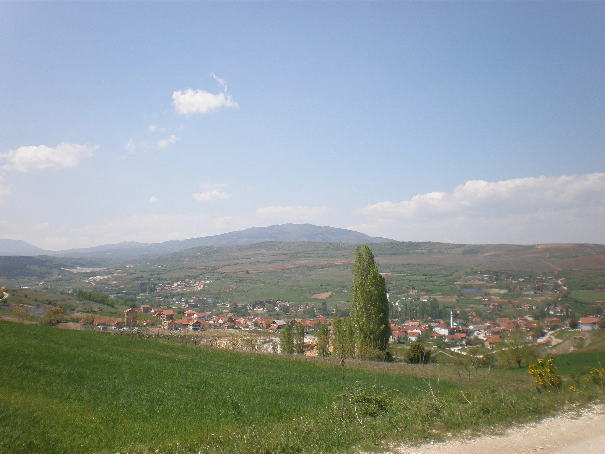 Photo showing: View of the village of Batinci from the monastery Pelenica, Macedonia