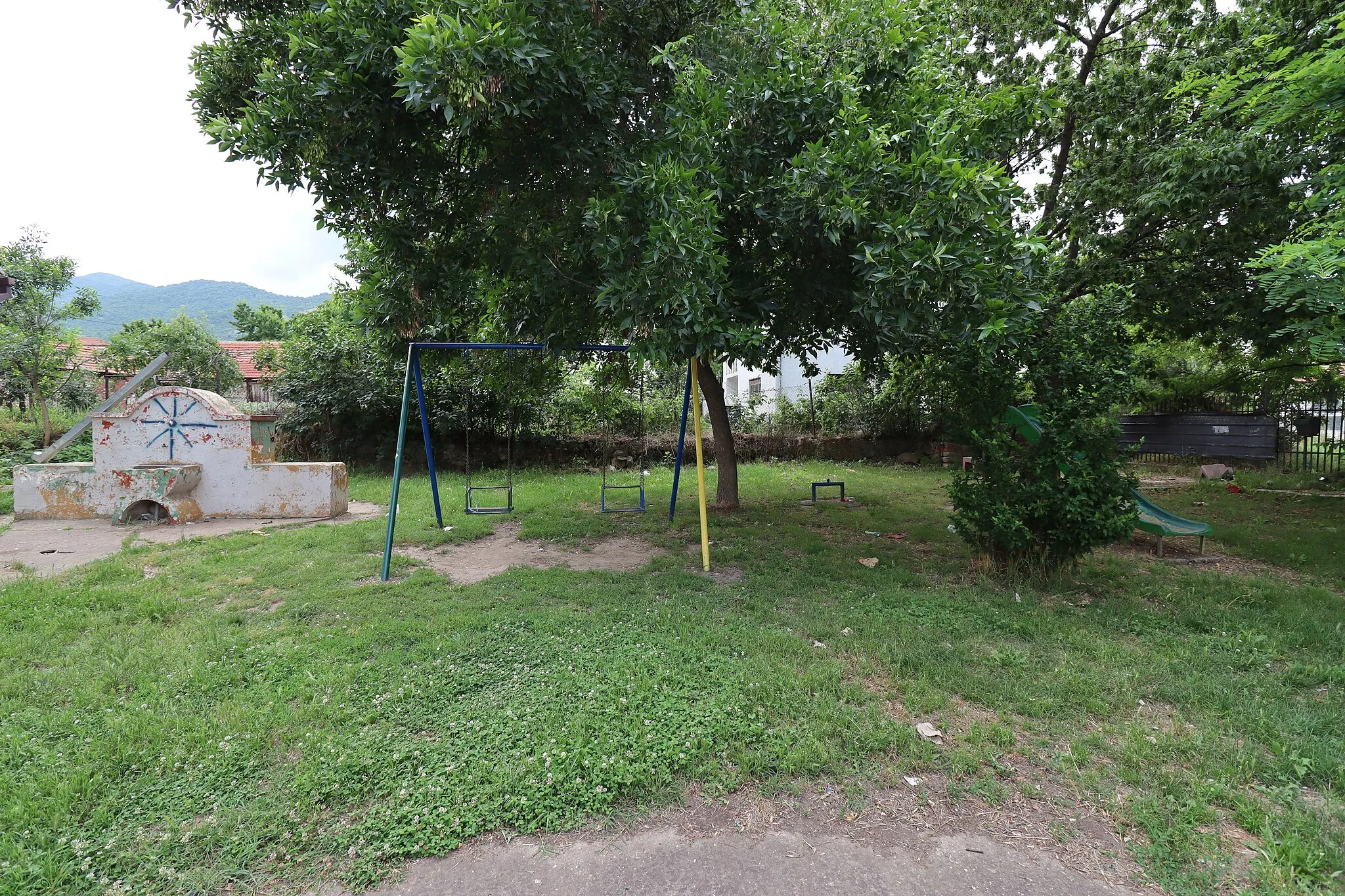 Photo showing: A children's playground in Krste Petkov Misirkov Primary School's yard in the village of Bistrica