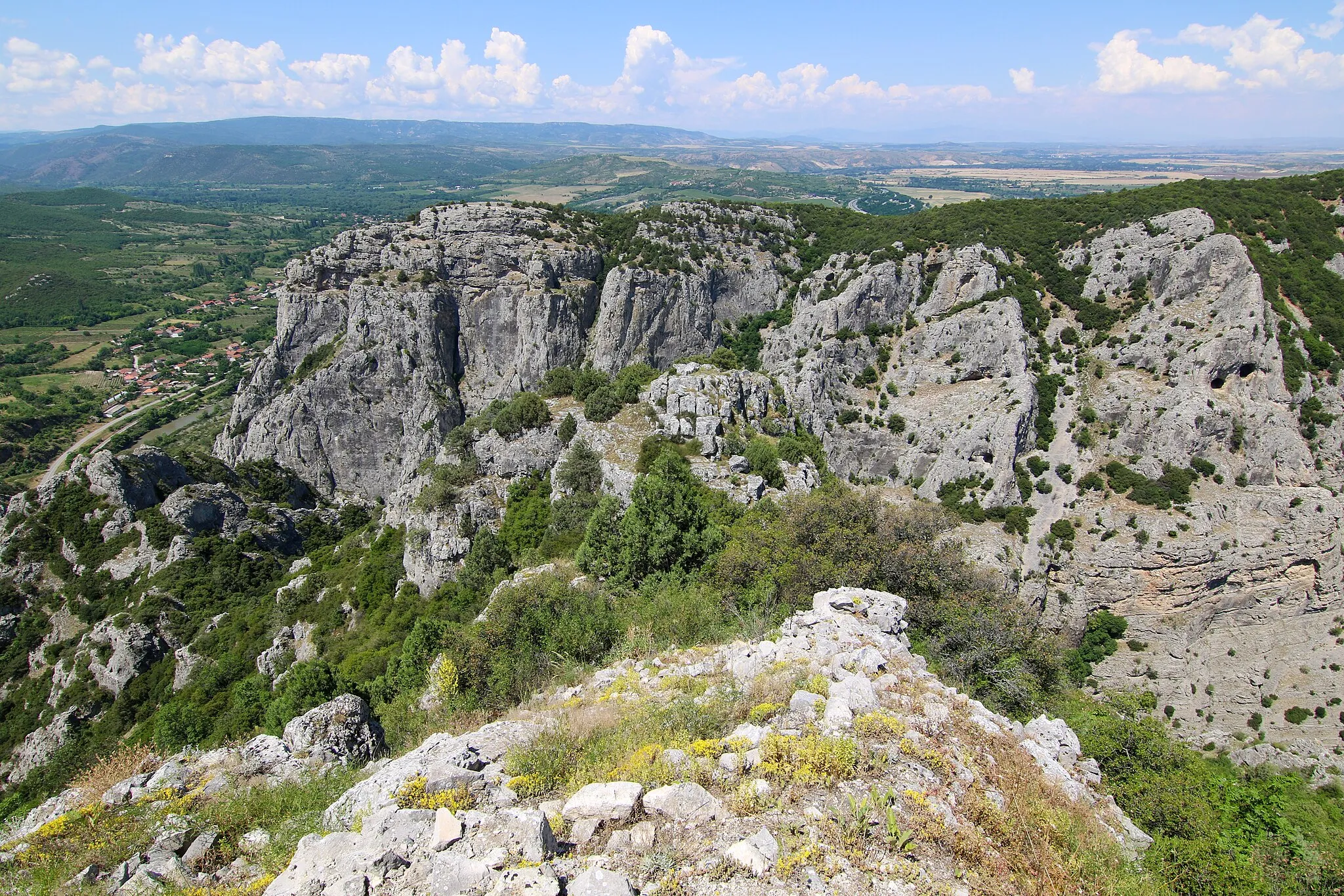 Photo showing: The archaeological site called Kale or Strezov Grad (Town of Strez), which is almost 100% accepted as the Medieval town of Prosek. Located near the town of Demir Kapija, Macedonia. In the background is the hill called Kamen (lit. Rock) that makes the Demir Kapija Canyon.