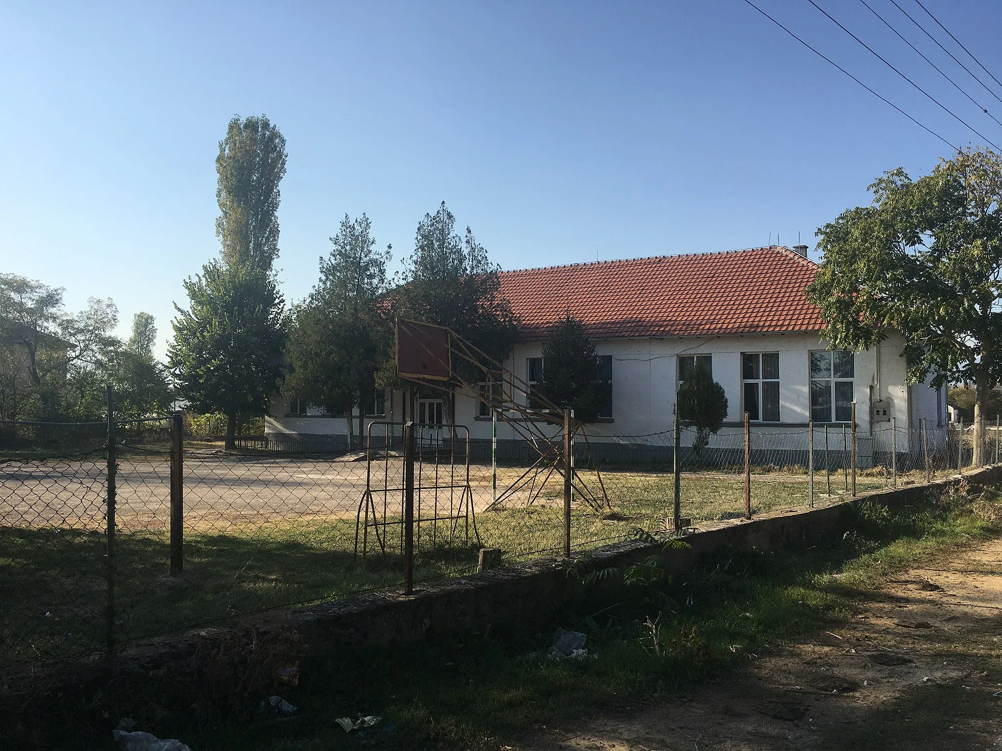 Photo showing: Peco Daskalot Primary School in the village of Dolneni
