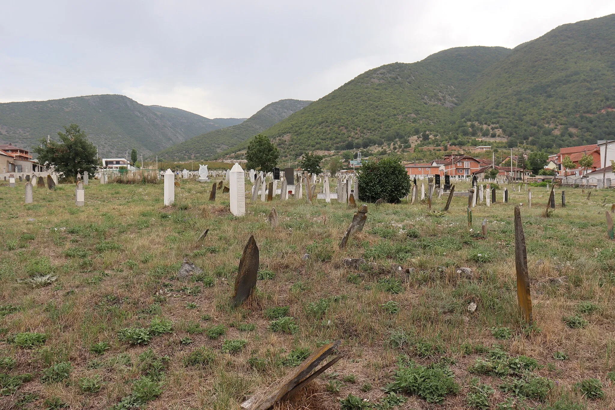 Photo showing: Cemetery in Old Mosque's yard in the village of Forino