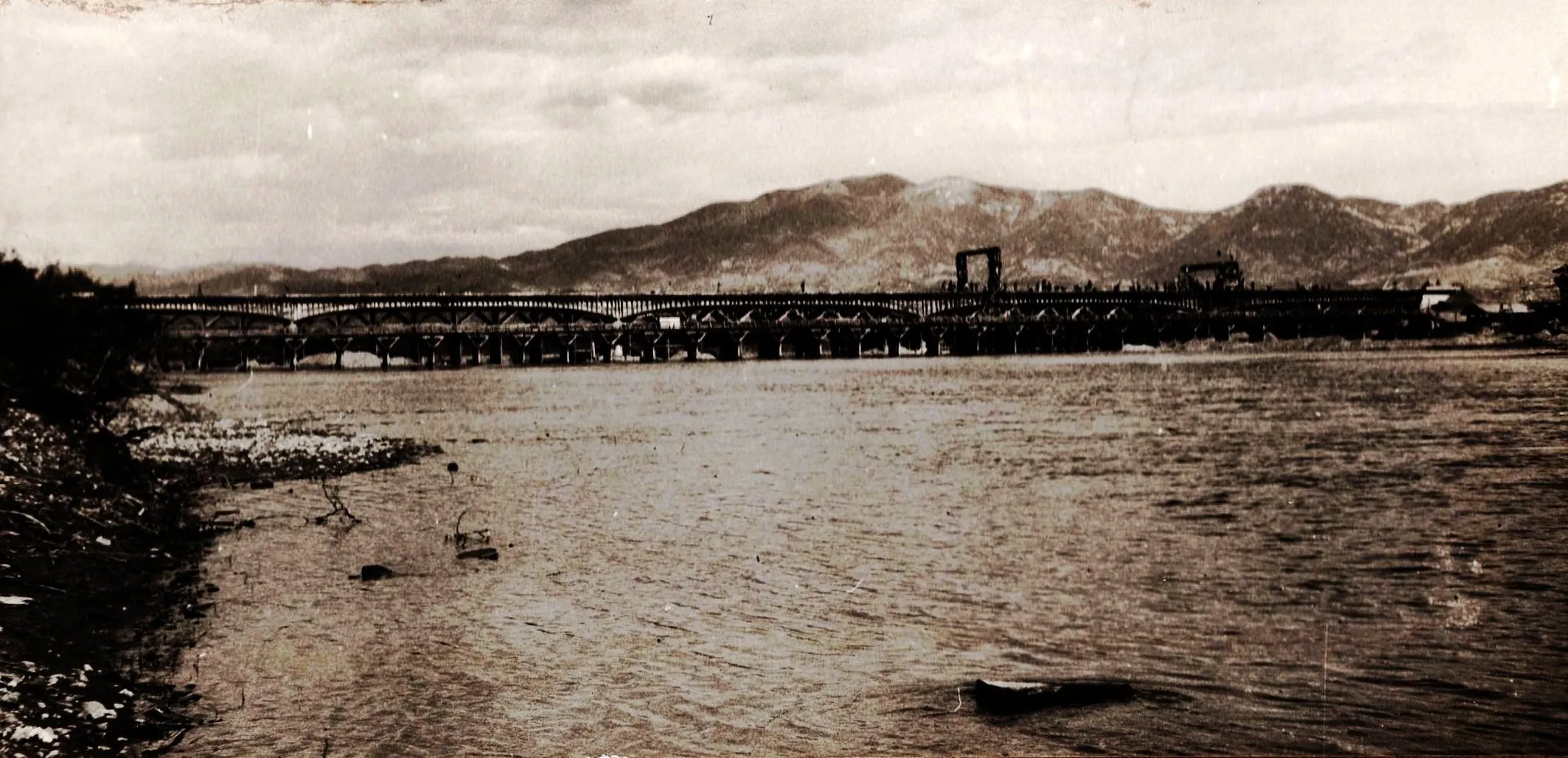 Photo showing: The construction of the bridge near Malosiste, Gevgelija. The bridge connects the motorway Ljubljana-Gevgelija (1950s).
