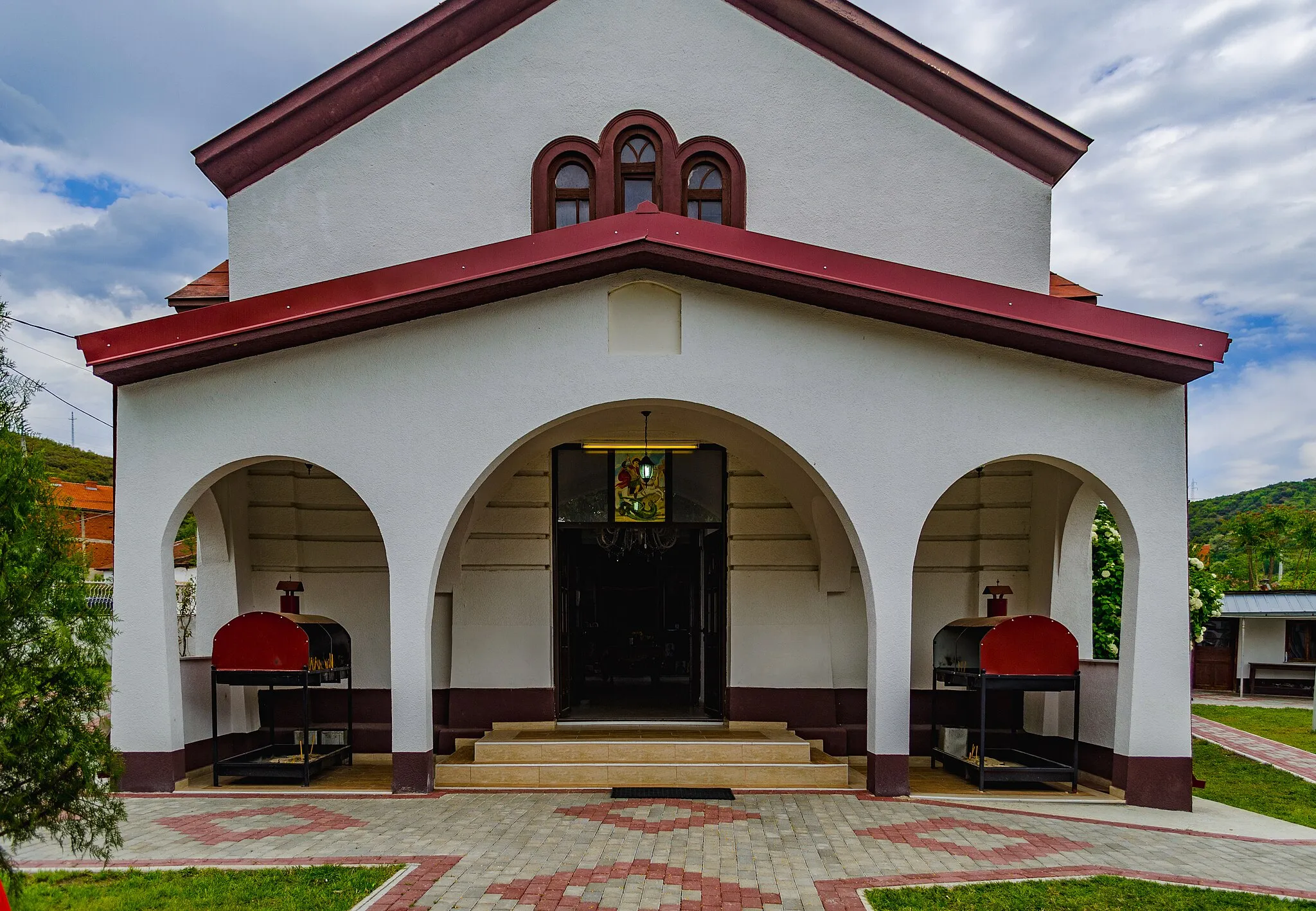 Photo showing: Entry of St. George's Church in the village Pirava