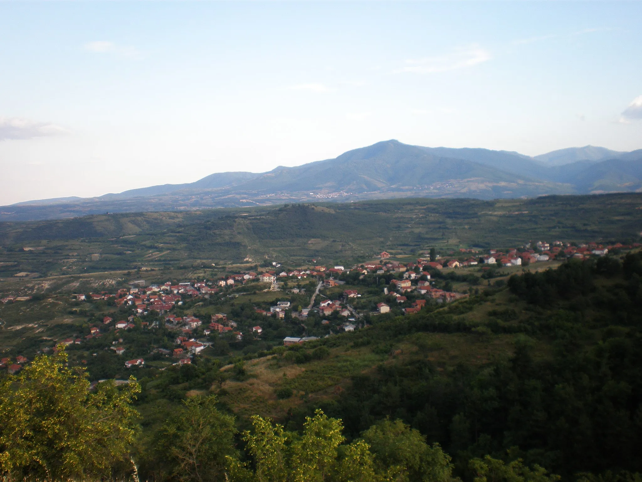 Photo showing: Поглед на село Сопиште од месноста Марково Крувче на Водно