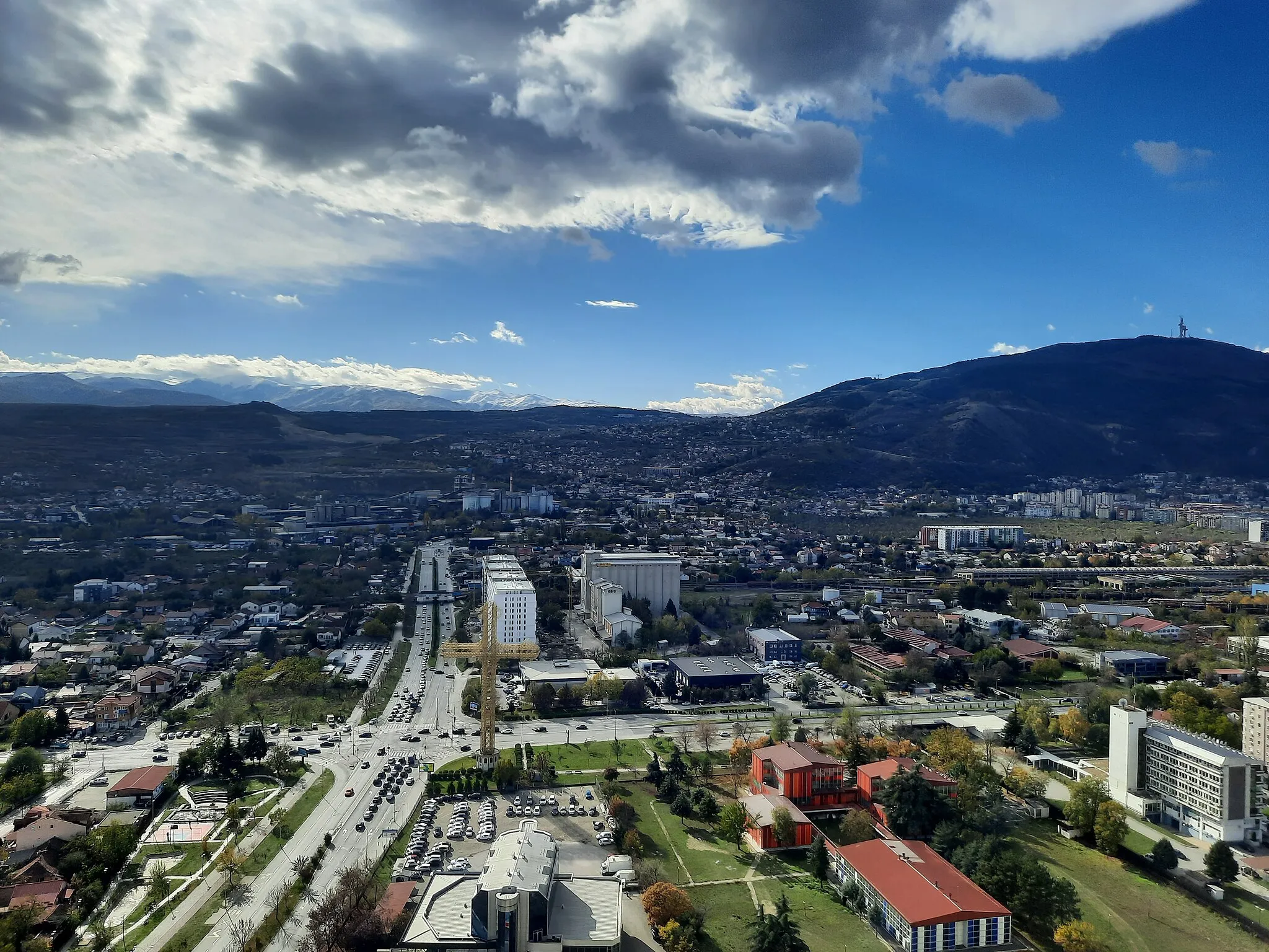 Photo showing: The Aerodrom and Kisela Voda municipalities, seen from Cevahir. Mount Vodno is also visible.