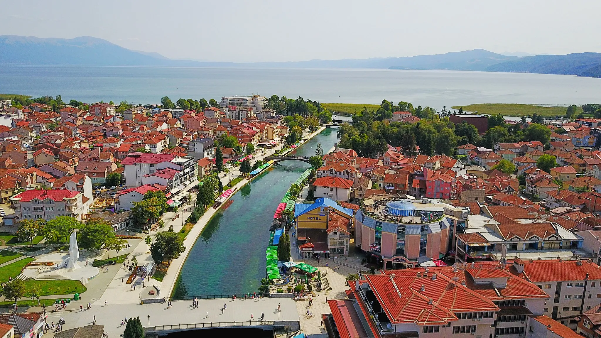 Photo showing: Aerial view of Struga, Black Drin and Lake Ohrid.