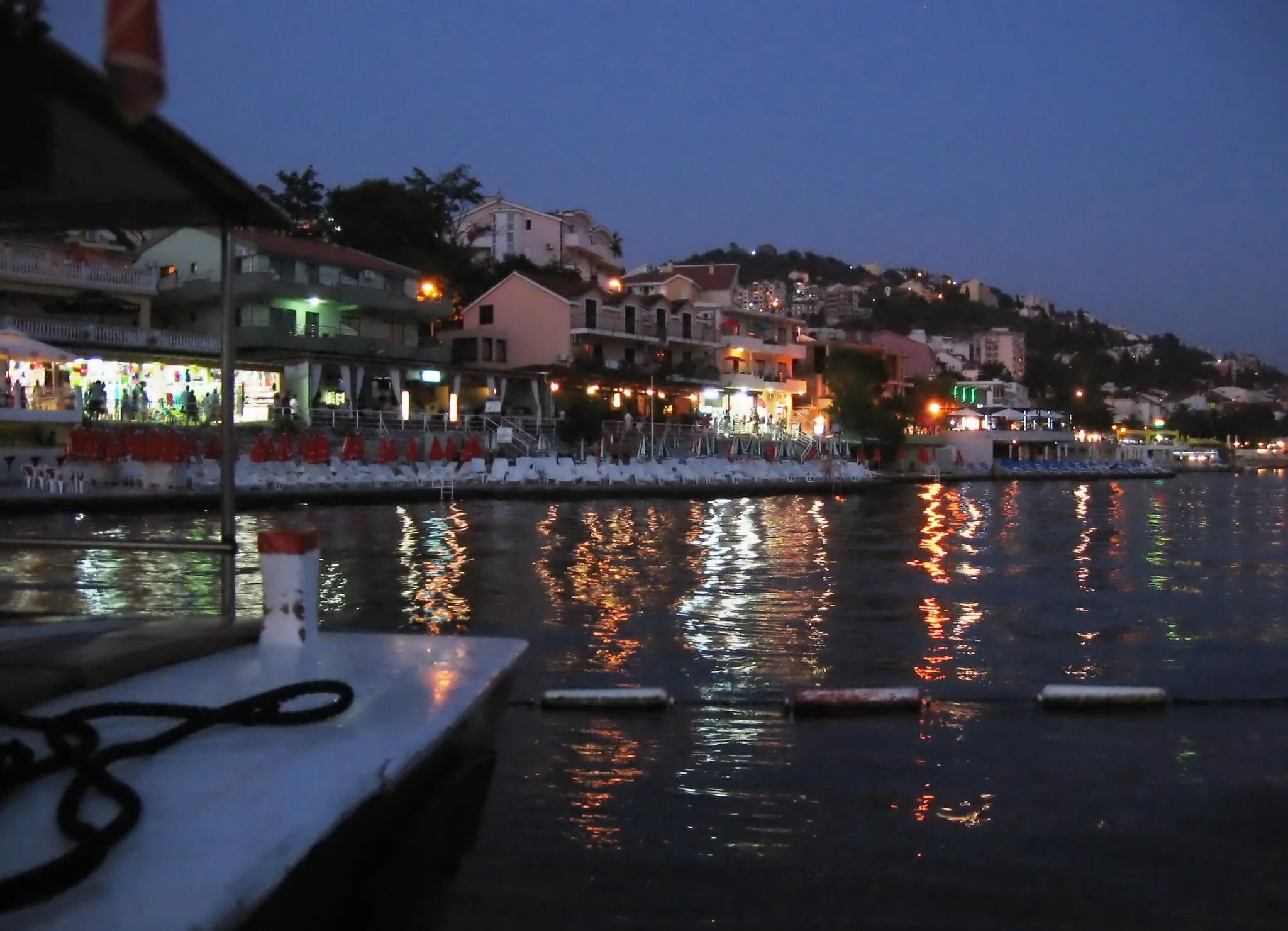 Photo showing: Herceg - Novi, evening on the waterfront. Вечером на набережной