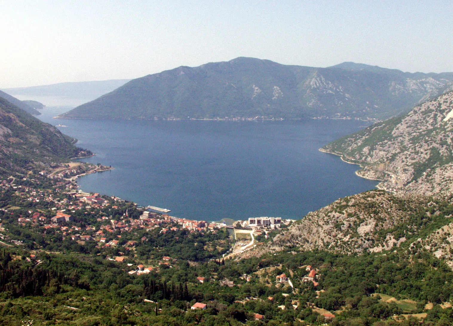 Photo showing: Risan, miasteczkow w Czarnogórze. Panorama, widok na zatoke.