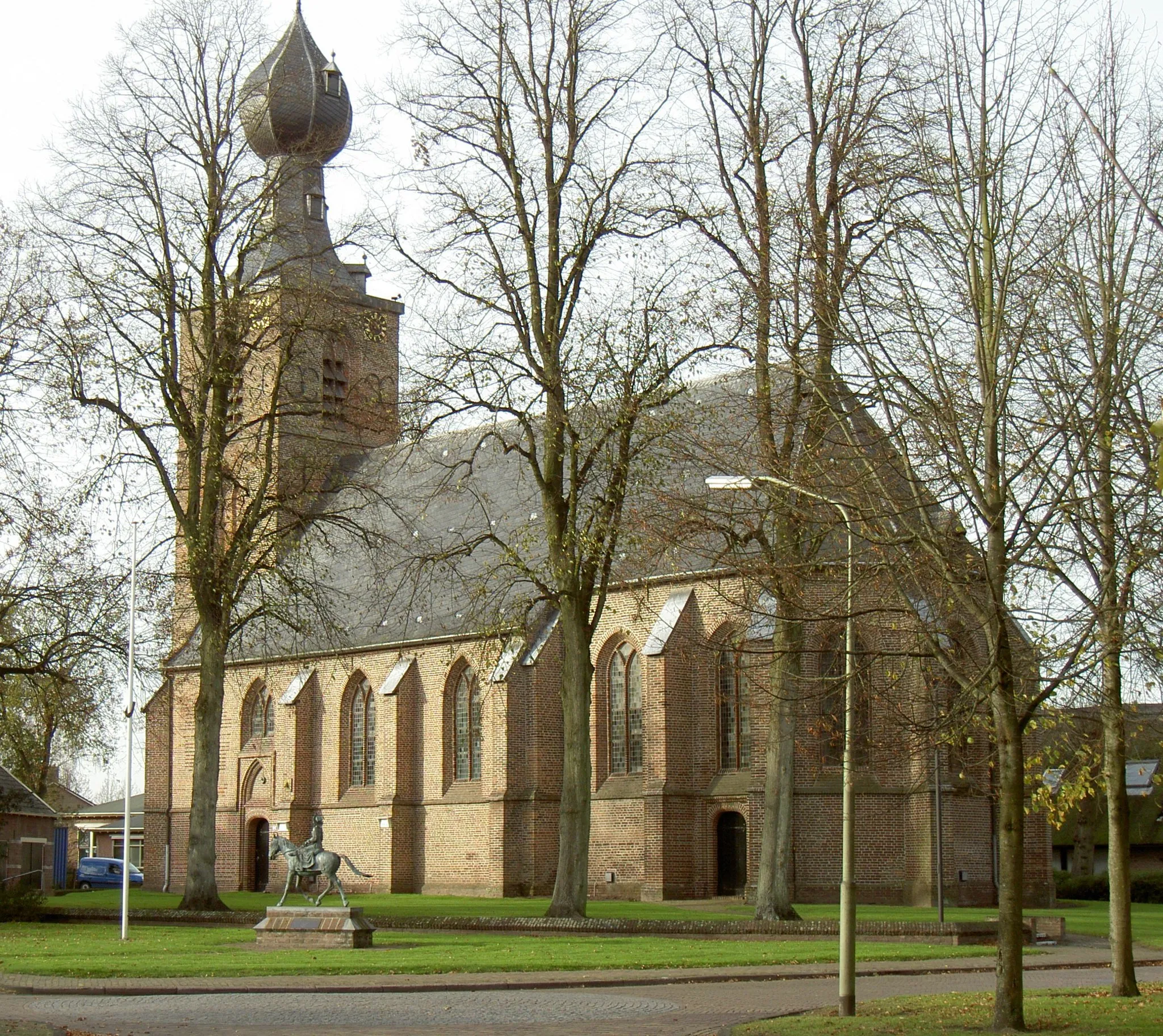 Photo showing: The Dutch Reformed church of Dwingeloo, with its characteristic top. On the foreground also the statue of the 'Juffertje van Batinghe'.