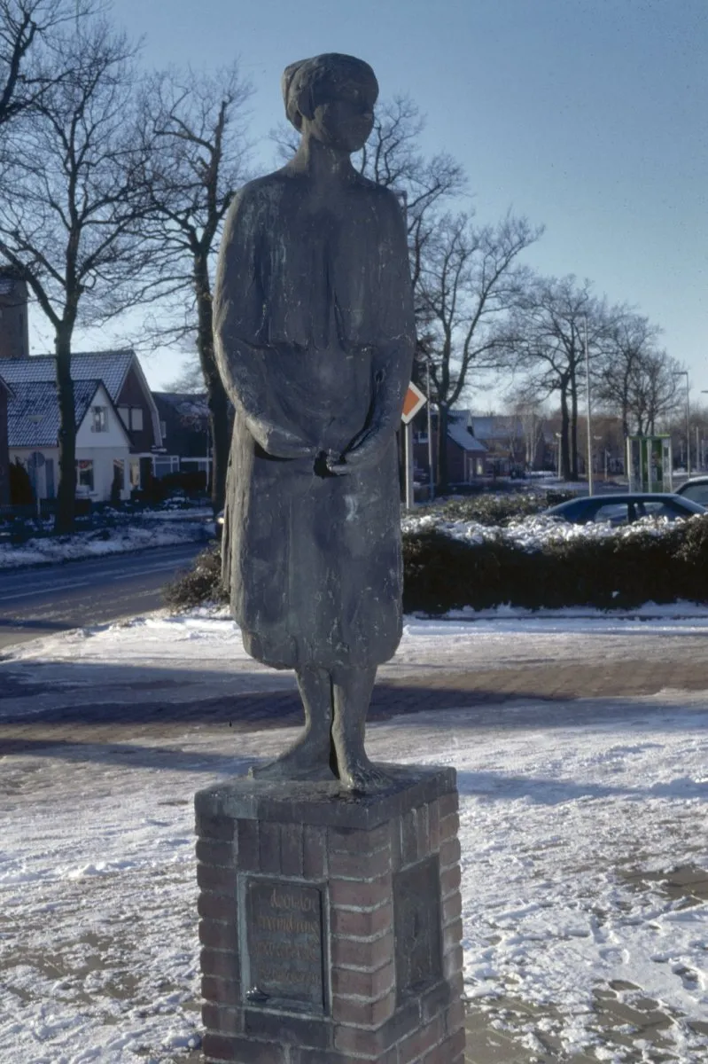 Photo showing: De veenvrouw: De veenvrouw, bronzen beeld door Johan Sterenberg, bij het hoofdkanaal op de Runde (opmerking: Gefotografeerd voor publicatie "Beeld op het werk" (1997)). Het beeld is geplaatst ter gelegenheid van het 100-jarig bestaan van Emmer-Compascuum. Het beeldje is een eerbetoon aan alle naamloze vrouwen die onder armoedige omstandigheden zwaar werk moesten verrichten.