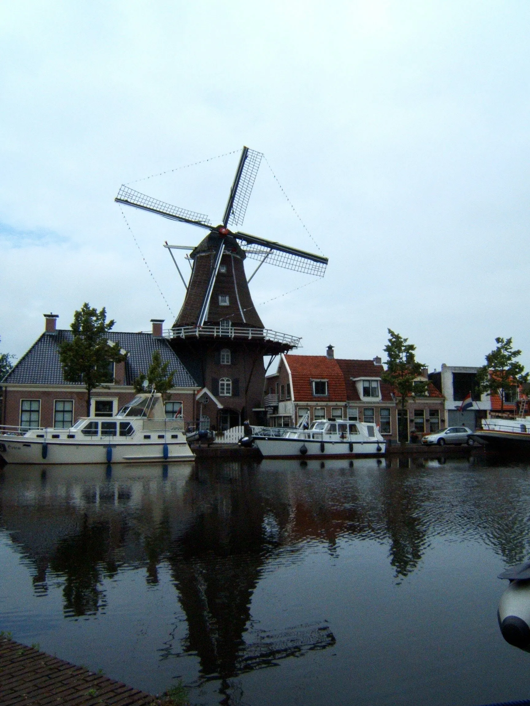 Photo showing: De molen De Vlijt staat aan de Sluisgracht in Meppel en is sinds 2002 herbouwd op een onderbouw uit 1859 en heeft een vlucht van 21,80 meter. Het is een achtkantige houten stellingmolen op een stenen onderbouw, met de functie van korenmolen.